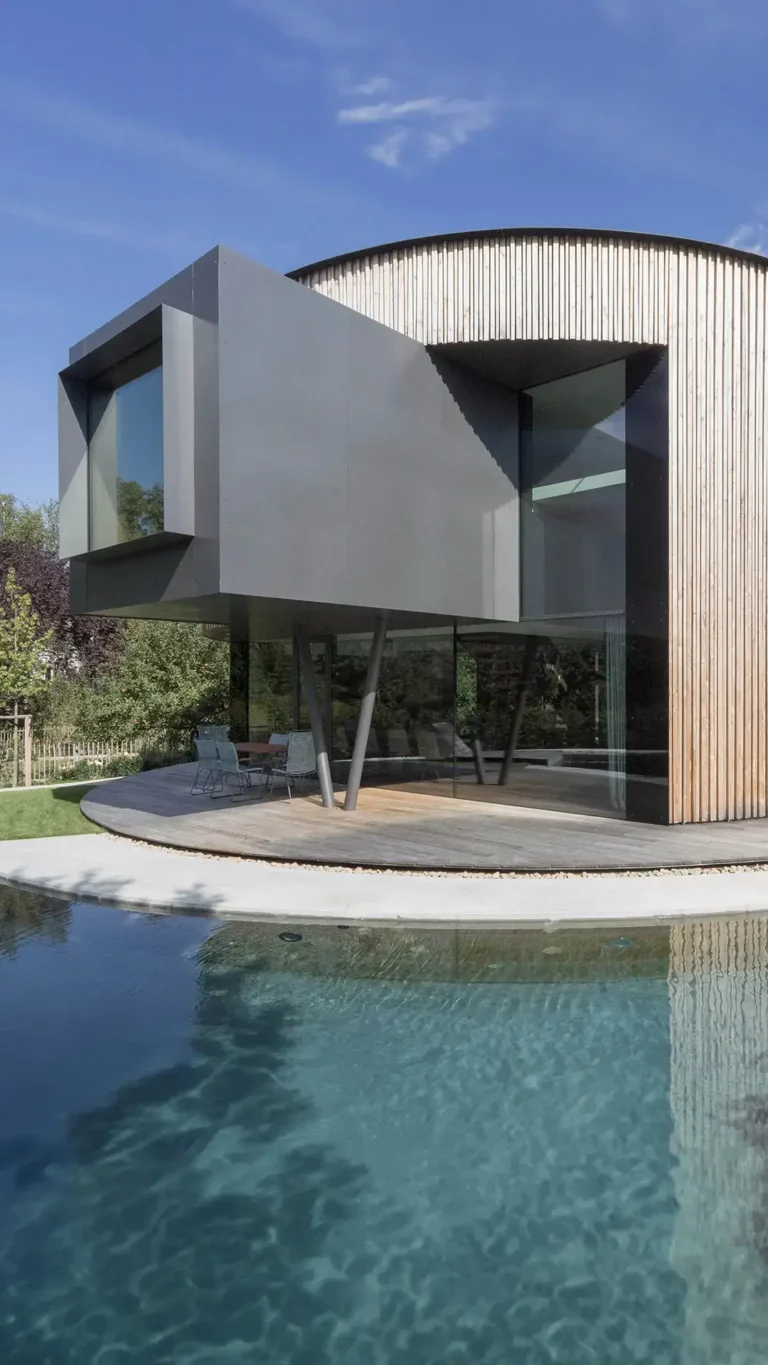 Drehhaus Kylie in Heuchelheim - Außenansicht mit reflektierender Wasseroberfläche, entworfen von Gronych+Dollega Architekten (mobil)