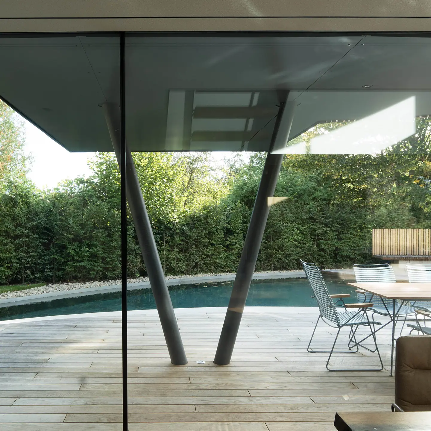 Drehhaus Kylie in Heuchelheim - Wohnraum mit Blick auf Terrasse und Wasser (mobil)