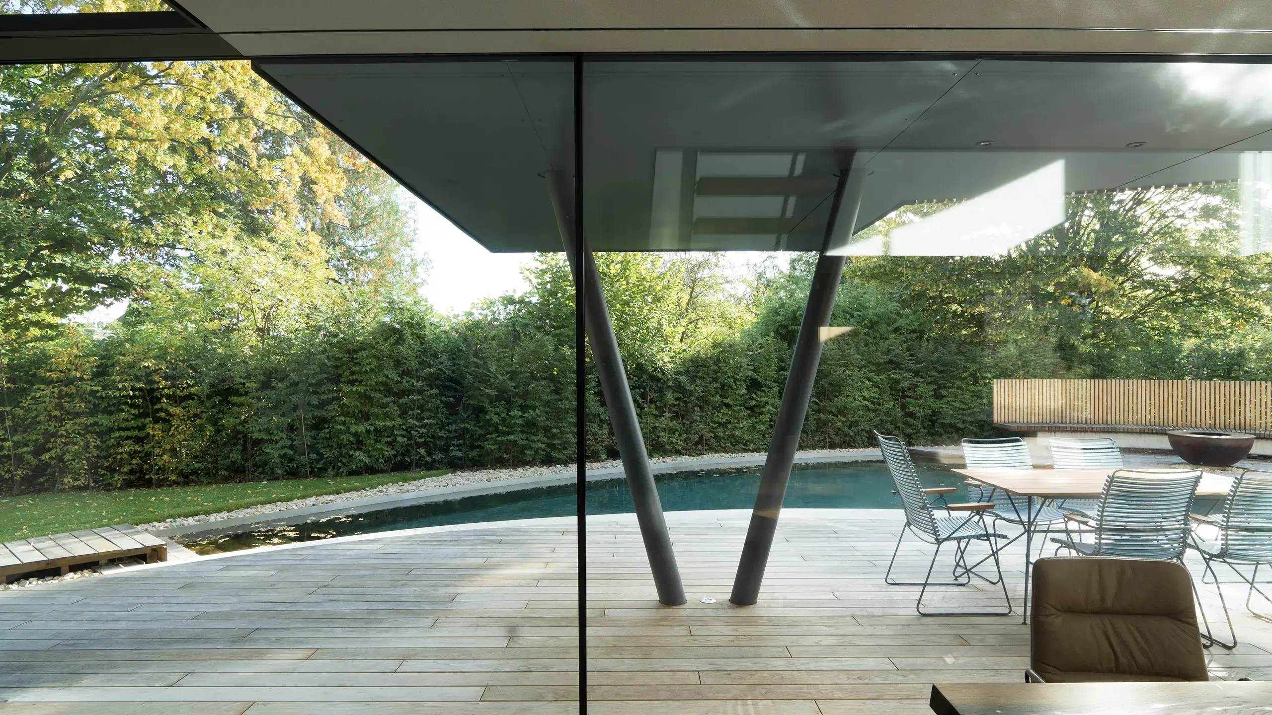 Drehhaus Kylie in Heuchelheim - Wohnraum mit Blick auf Terrasse und Wasser