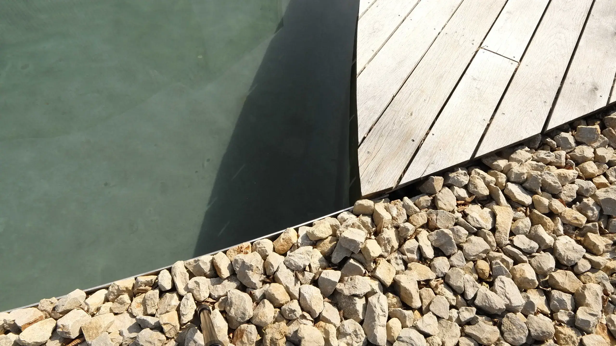 Drehhaus Kylie in Heuchelheim - Detail der Landschaftsgestaltung mit natürlichen Materialien