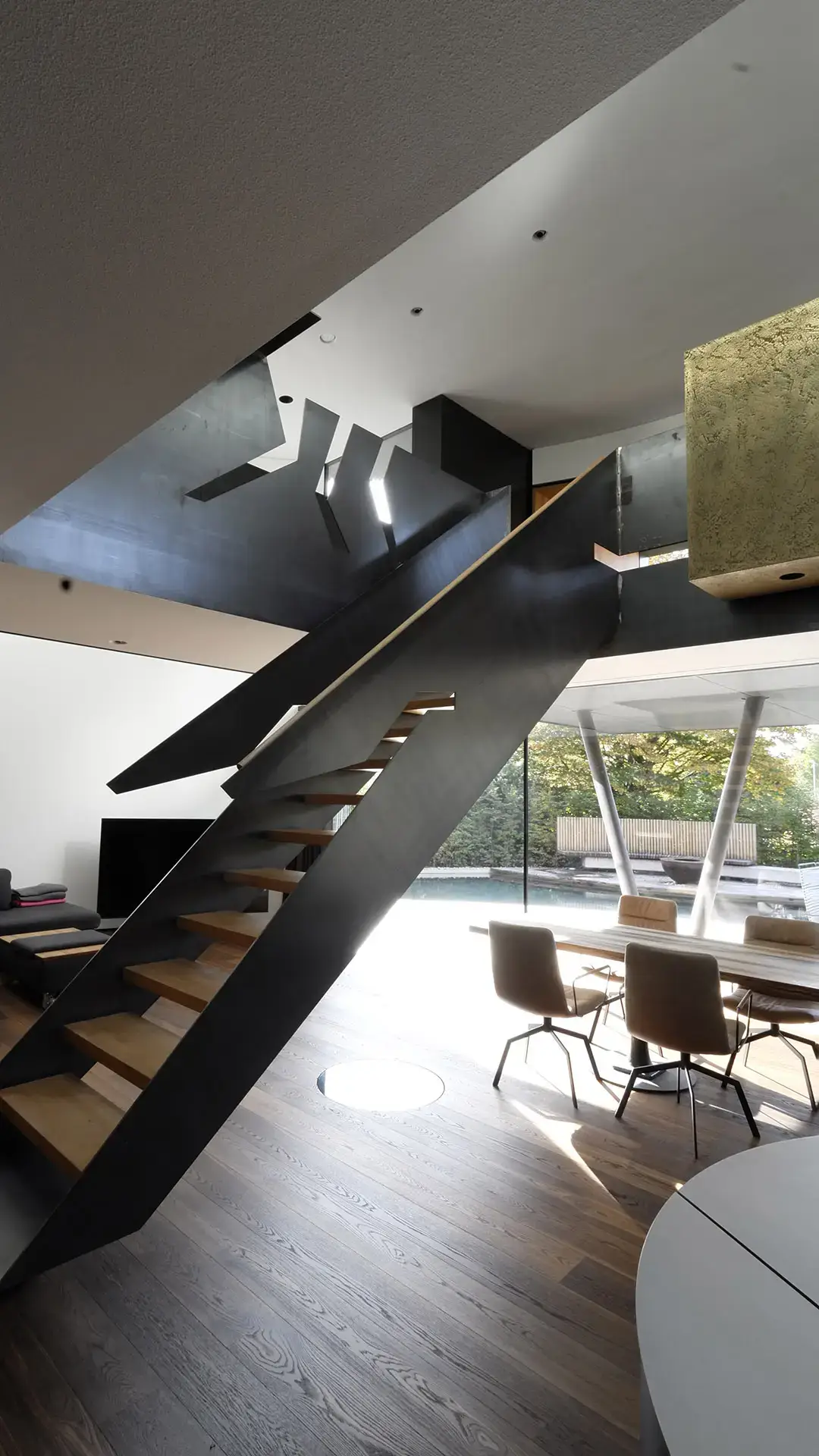 Treppe aus unbehandeltem Metall im Drehhaus Kylie in Heuchelheim, gestaltet von Gronych+Dollega Architekten