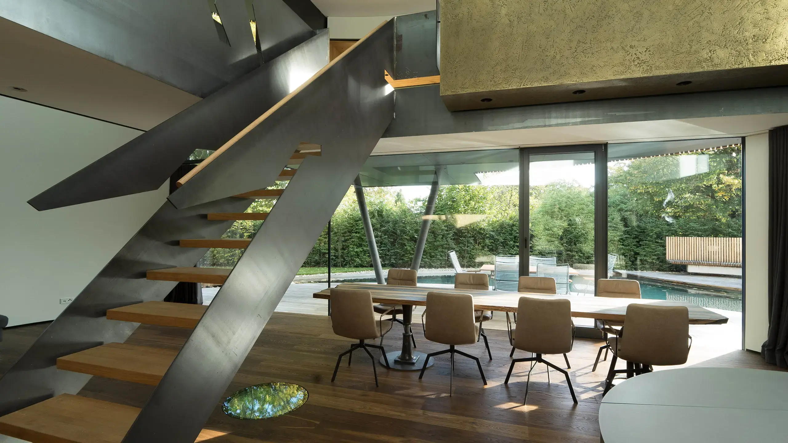 Treppe aus unbehandeltem Metall im Drehhaus Kylie in Heuchelheim, gestaltet von Gronych+Dollega Architekten