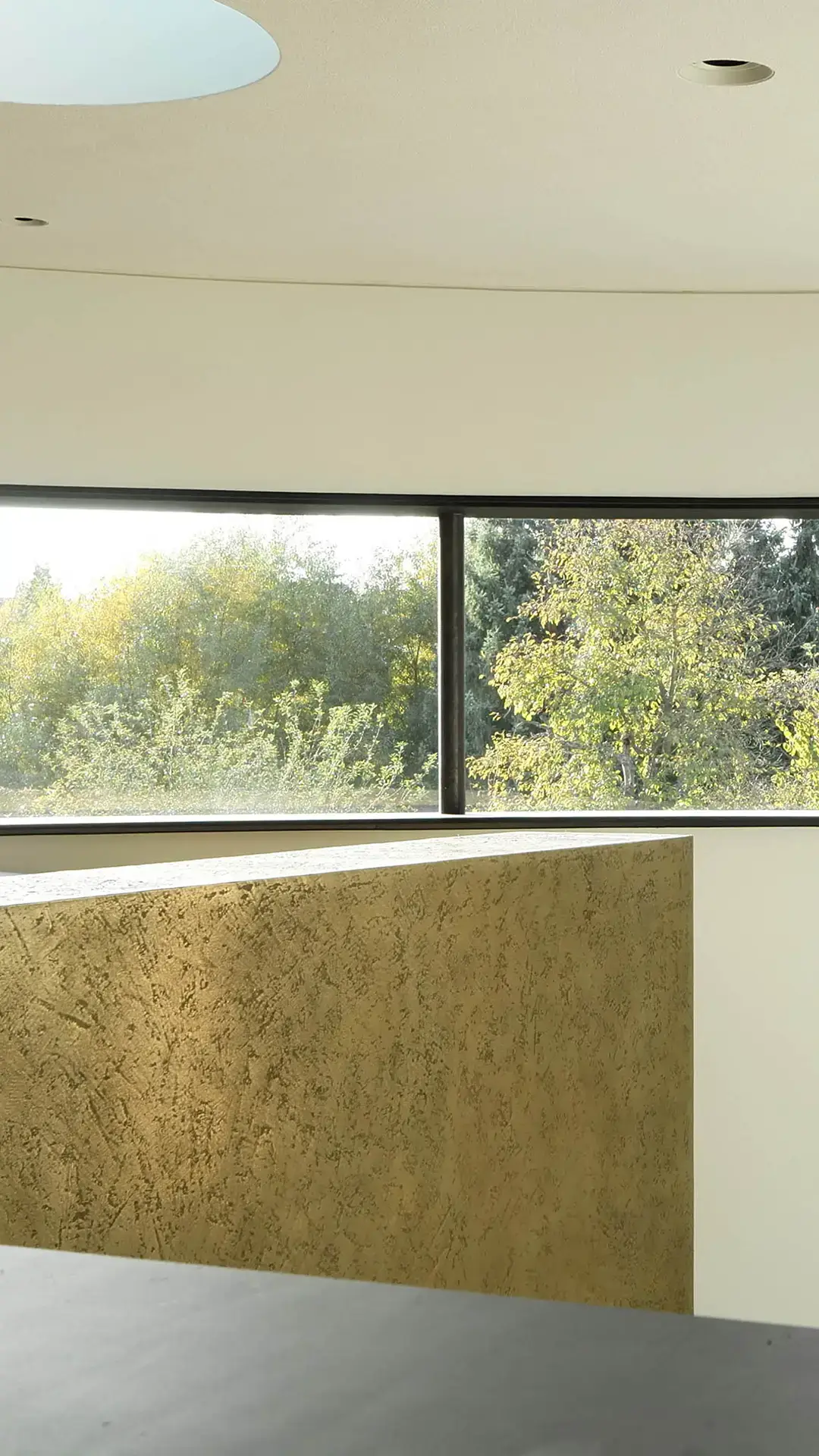 Galerie des Drehhauses Kylie in Heuchelheim mit goldenem Schrank aus Echtmetall, entworfen von Gronych+Dollega Architekten (mobil)
