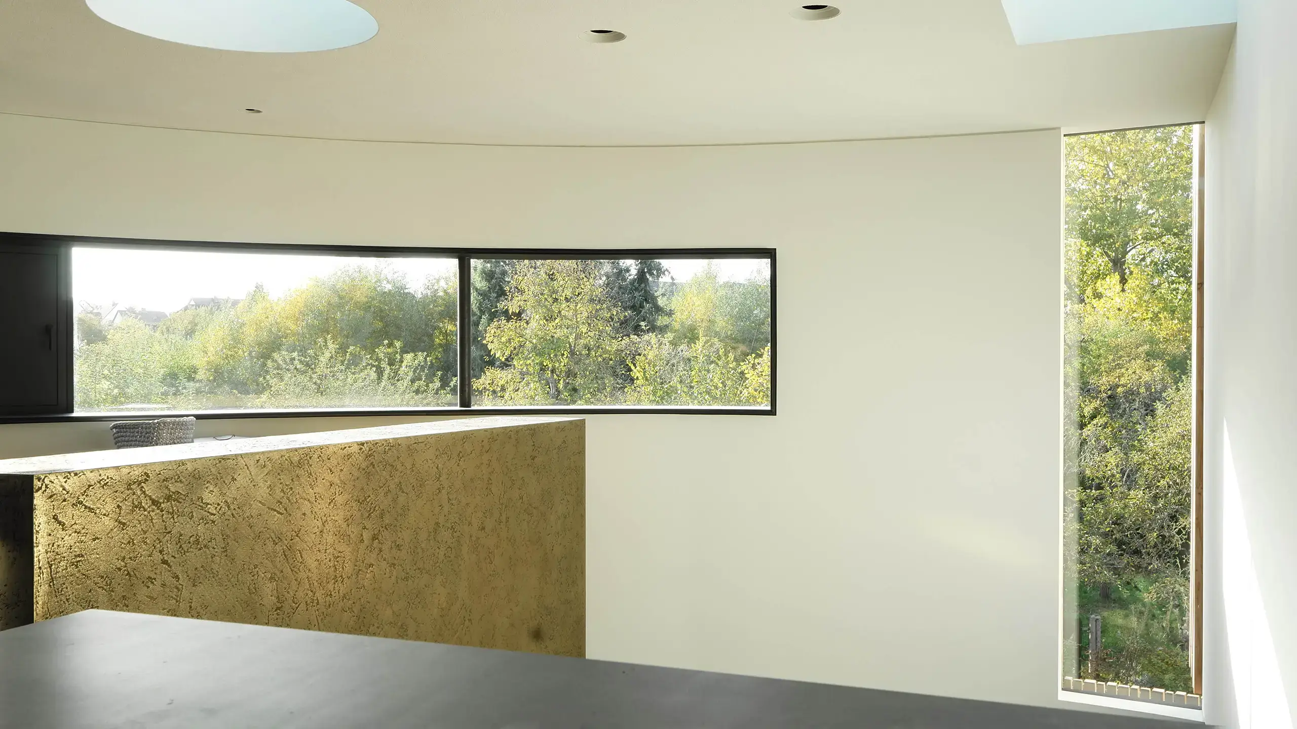 Galerie des Drehhauses Kylie in Heuchelheim mit goldenem Schrank aus Echtmetall, entworfen von Gronych+Dollega Architekten