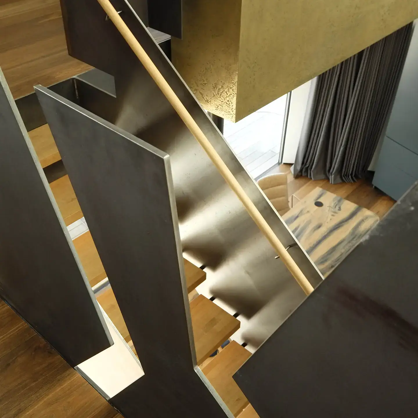 Detail der Metalltreppe mit Eichestufen im Drehhaus Kylie in Heuchelheim, gestaltet von Gronych+Dollega Architekten (mobil)