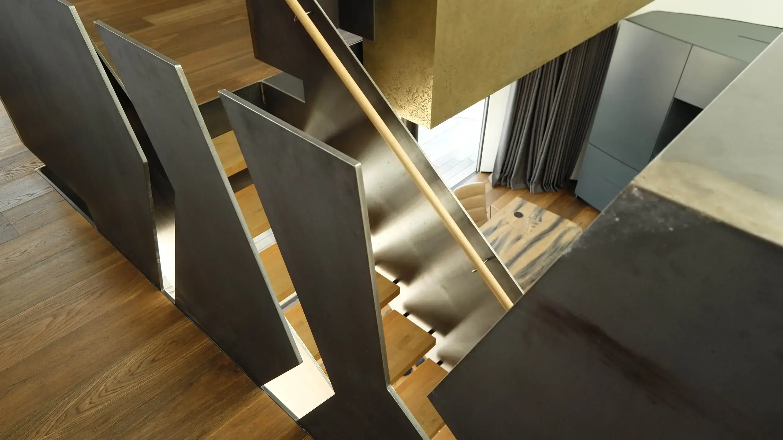 Detail der Metalltreppe mit Eichestufen im Drehhaus Kylie in Heuchelheim, gestaltet von Gronych+Dollega Architekten