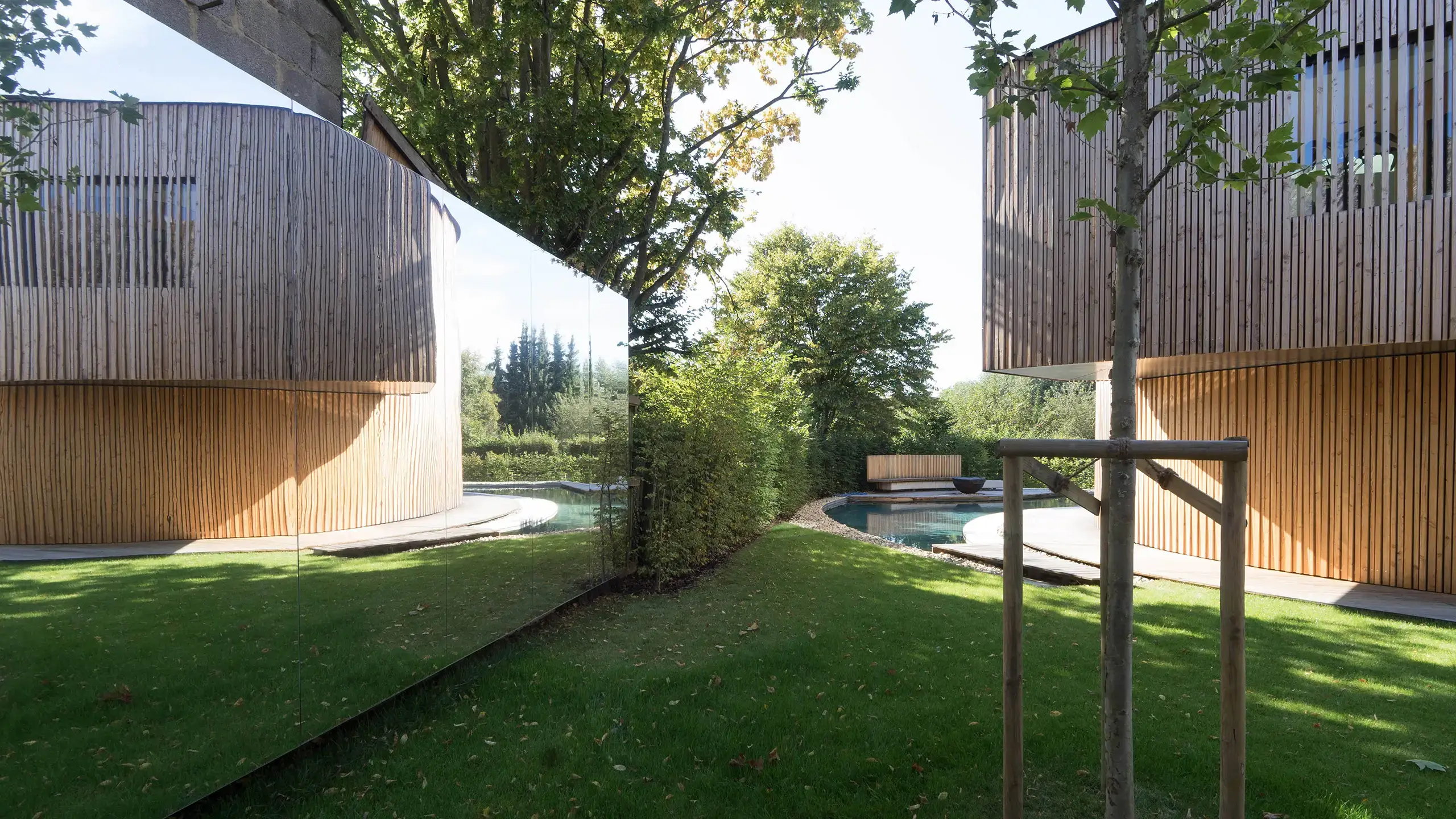 Spiegelfassade im Drehhaus Kylie in Heuchelheim, gestaltet von Gronych+Dollega Architekten