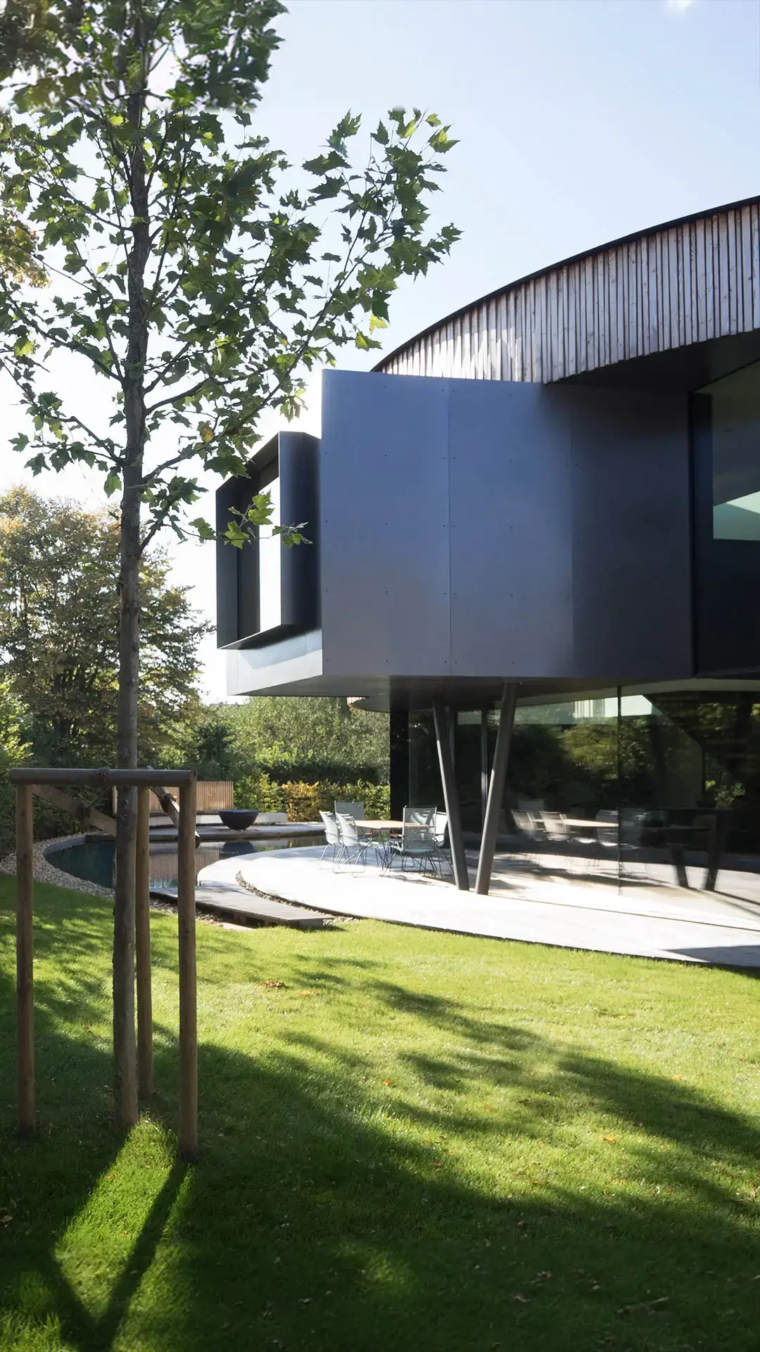 Spiegelwand und Geometrien im Drehhaus Kylie in Heuchelheim, gestaltet von Gronych+Dollega Architekten (mobil)