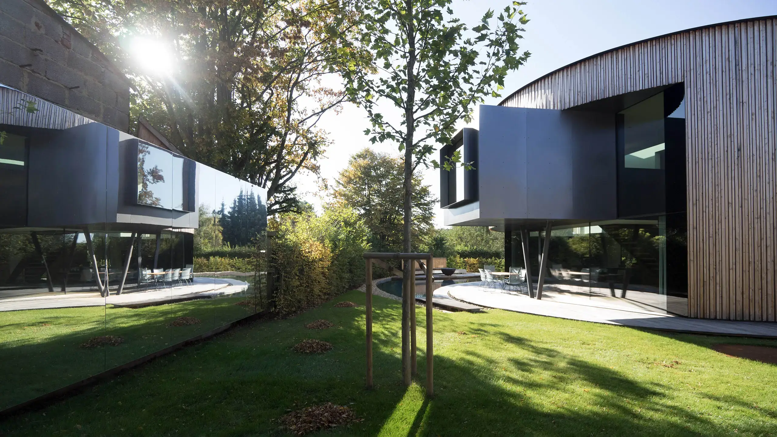 Spiegelwand und Geometrien im Drehhaus Kylie in Heuchelheim, gestaltet von Gronych+Dollega Architekten