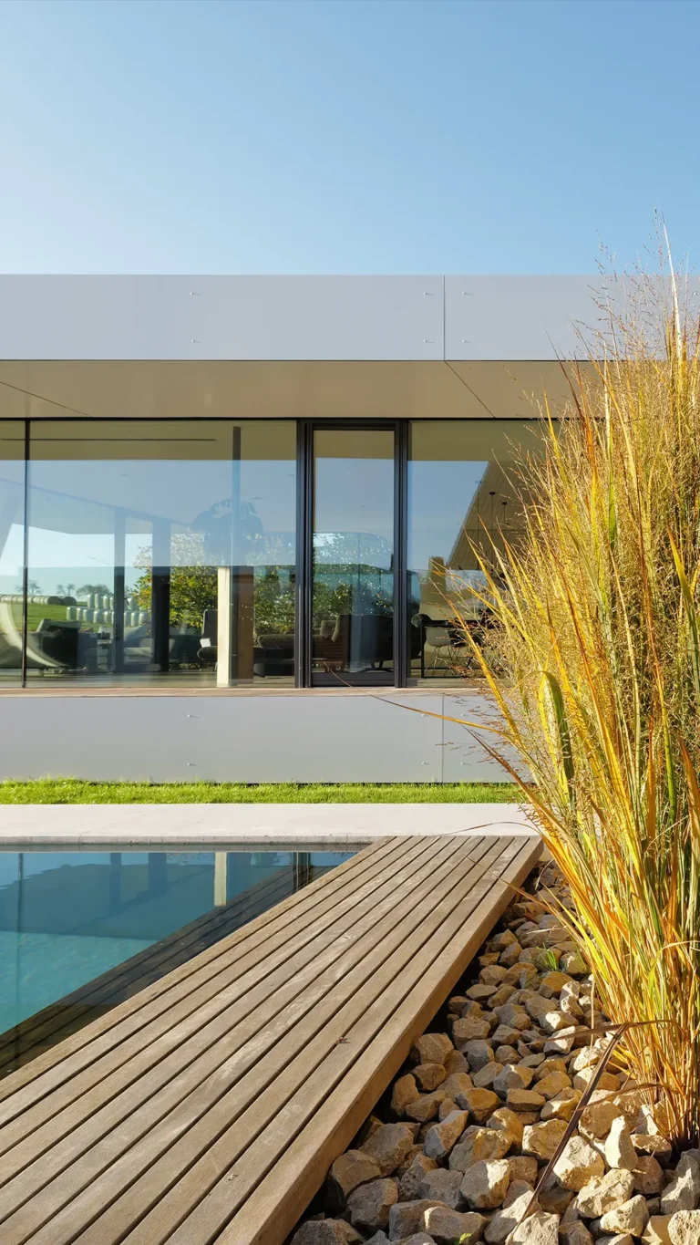 Curved House – vertikale Außenansicht eines innovativen Wohnhauses mit Pool in Gießen, entworfen von Gronych + Dollega Architekten