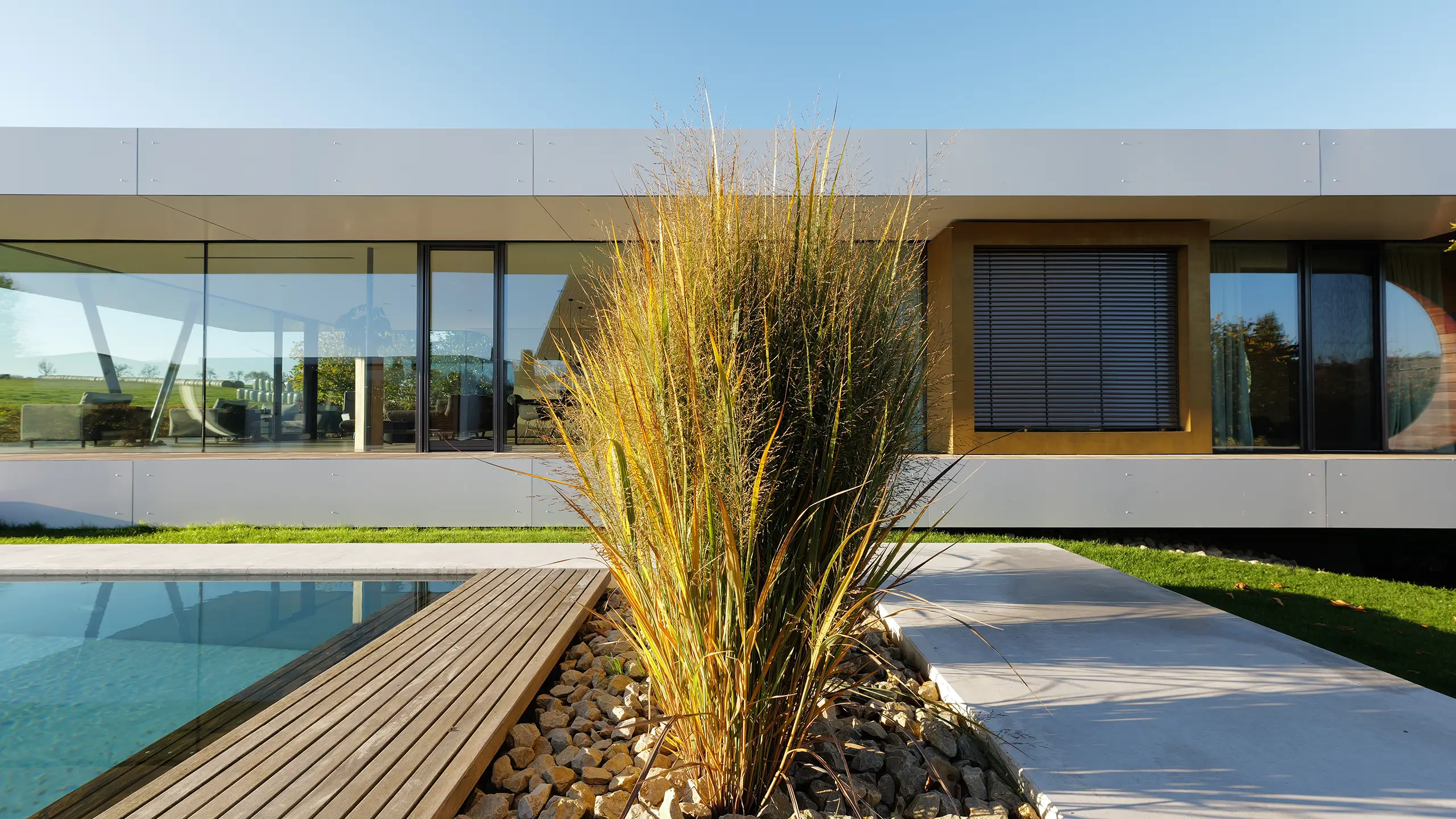 Curved House – Außenansicht eines innovativen Wohnhauses mit Pool in Gießen, entworfen von Gronych + Dollega Architekten