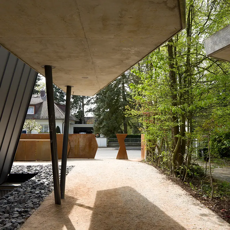 Carport aus Beton bei der Villa im Hardtwald, entworfen von Gronych + Dollega Architekten in Bad Homburg