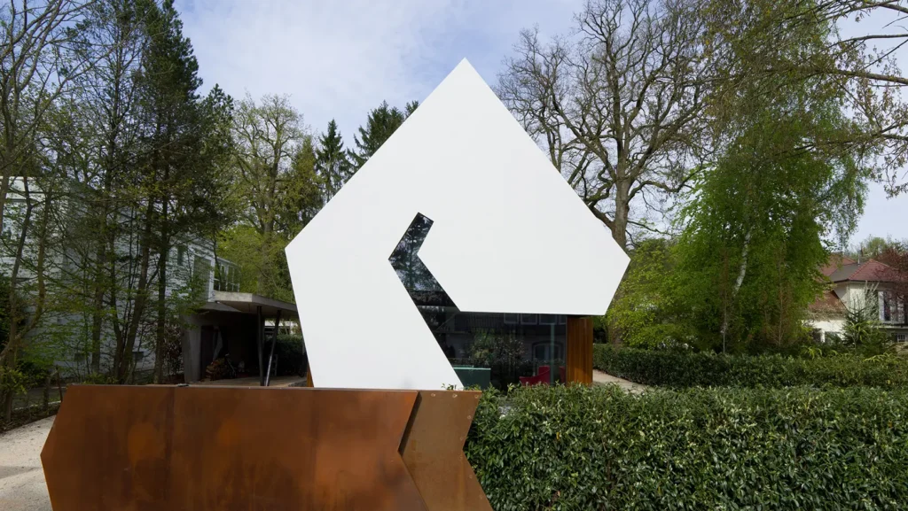 Außenansicht der Villa im Hardtwald in Bad Homburg - Wohnhaus im bewaldeten Grundstück