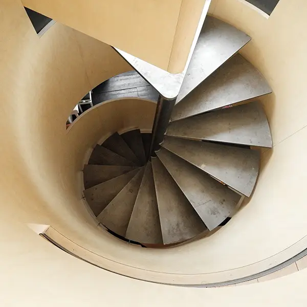 Wendeltreppe im denkmalgeschützten Wohnhaus am Wilhelmsplatz, Offenbach – moderner Dachausbau von Gronych + Dollega Architekten