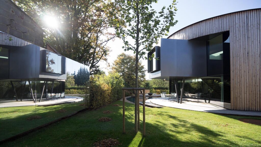 Spiegelfassade des Drehhauses Kylie in Heuchelheim-Architektur im Dialog mit der Landschaft