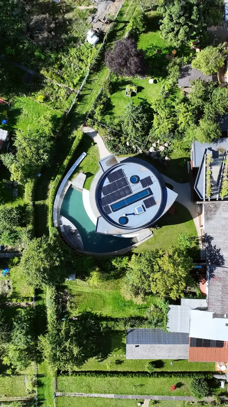 Vertikales Luftbild des Drehhaus Kylie in Heuchelheim bei Gießen mit rundem drehbarem Wohnhaus, Garten und Solardach.