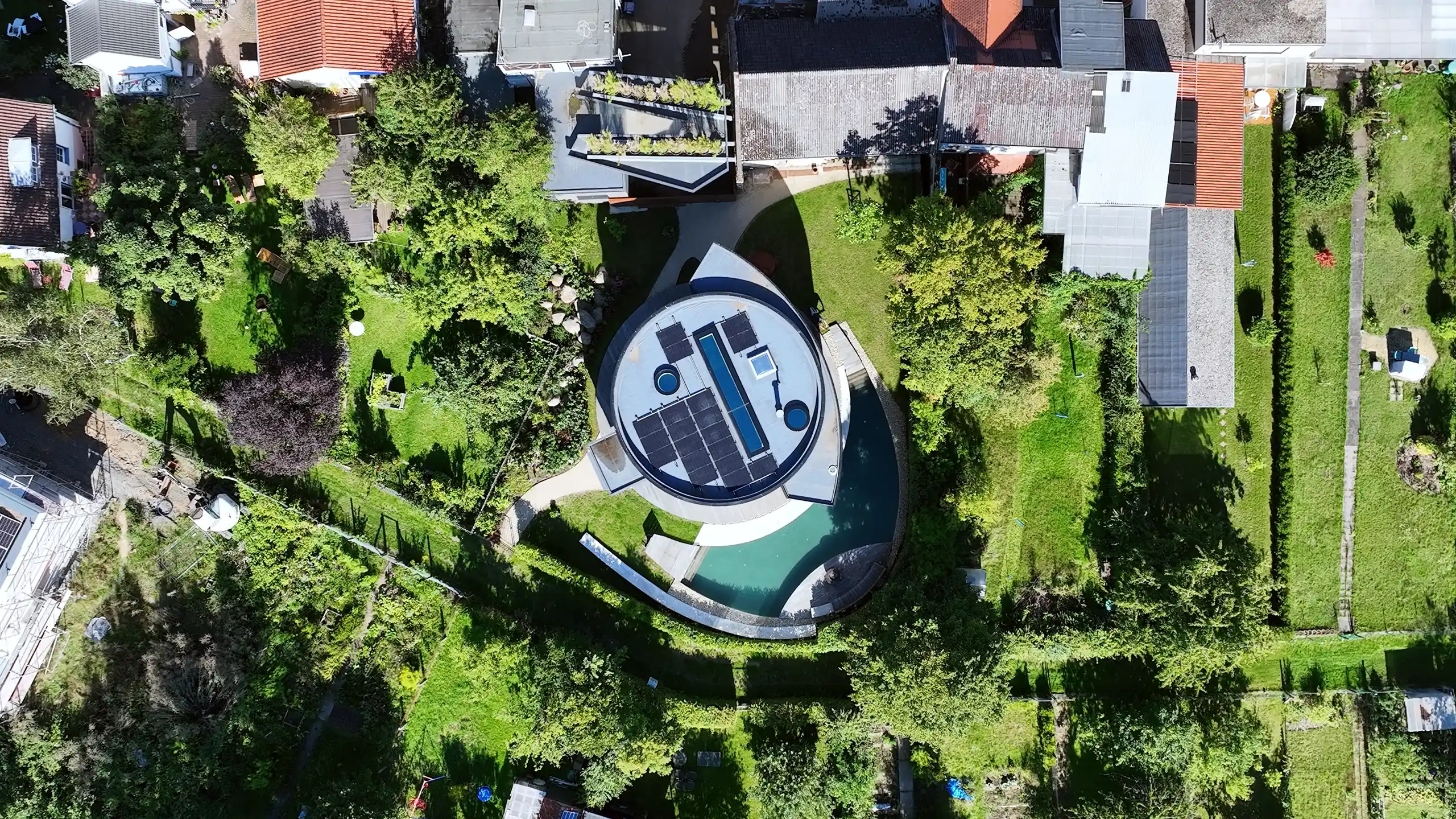 Luftbild des Drehhaus Kylie in Heuchelheim bei Gießen mit rundem drehbarem Wohnhaus, Garten und Solardach.