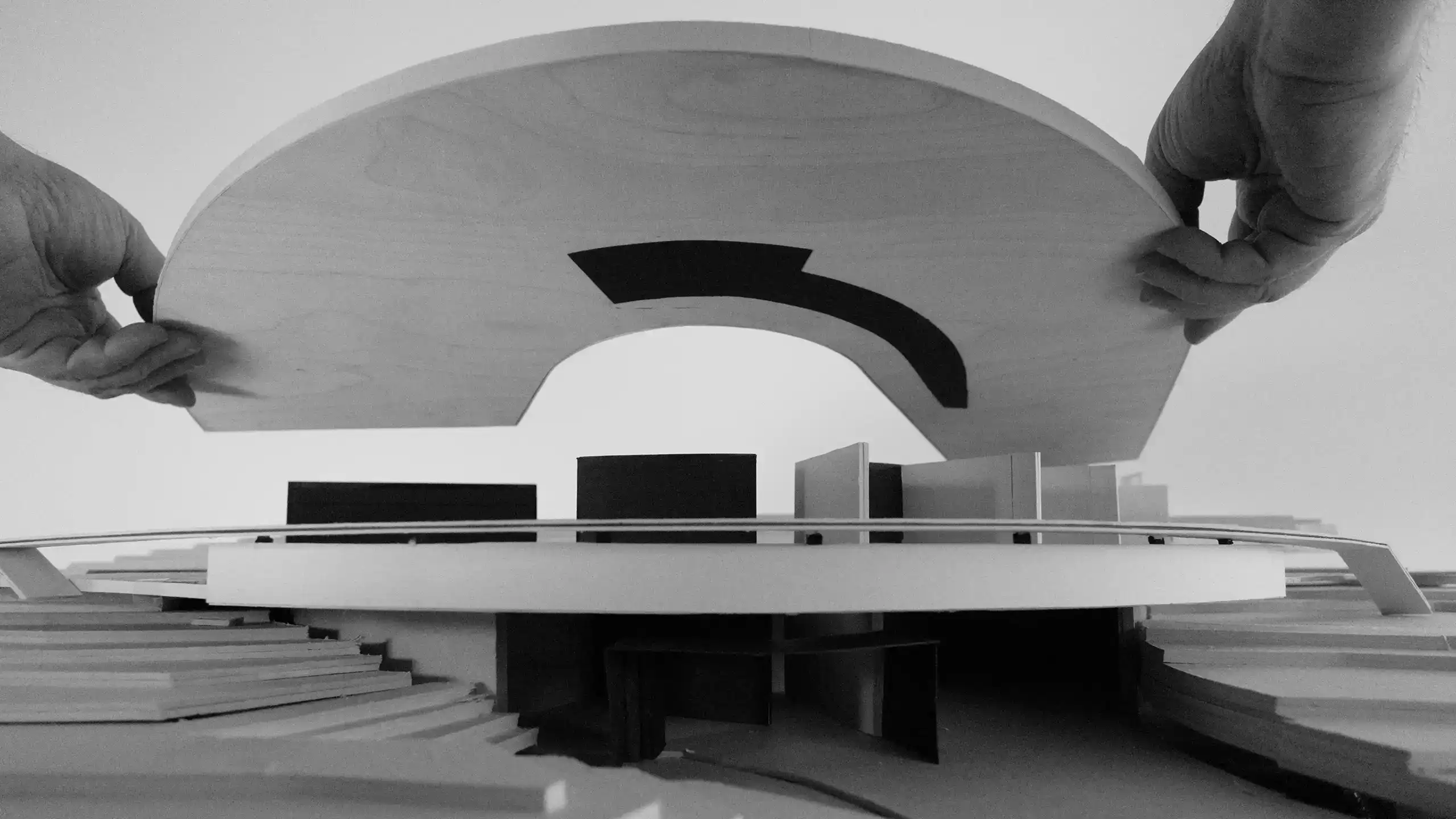 Architekturmodell mit gekurvtem Dach – Entwurfsprozess bei Gronych + Dollega Architekten