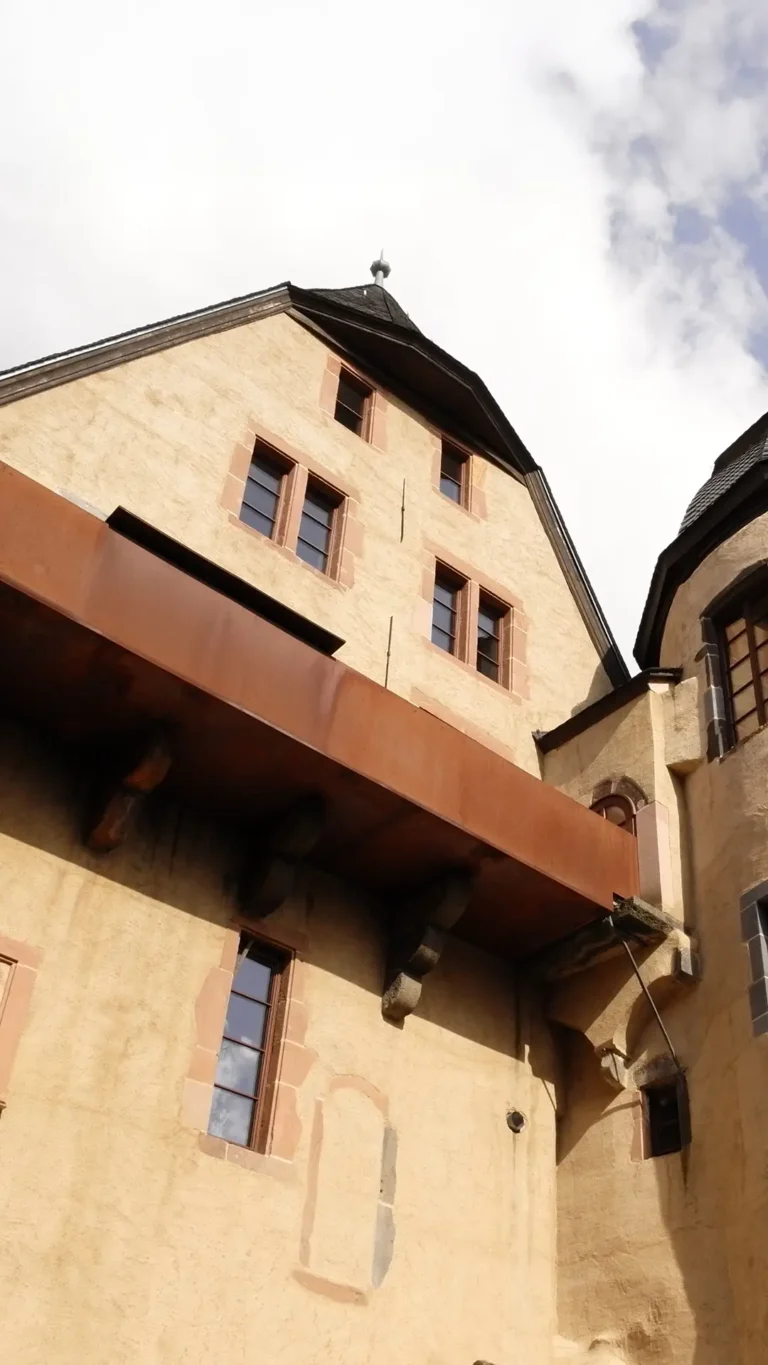 Solmser Schloss Butzbach – Außenansicht nach der Revitalisierung - vertikale Ansicht