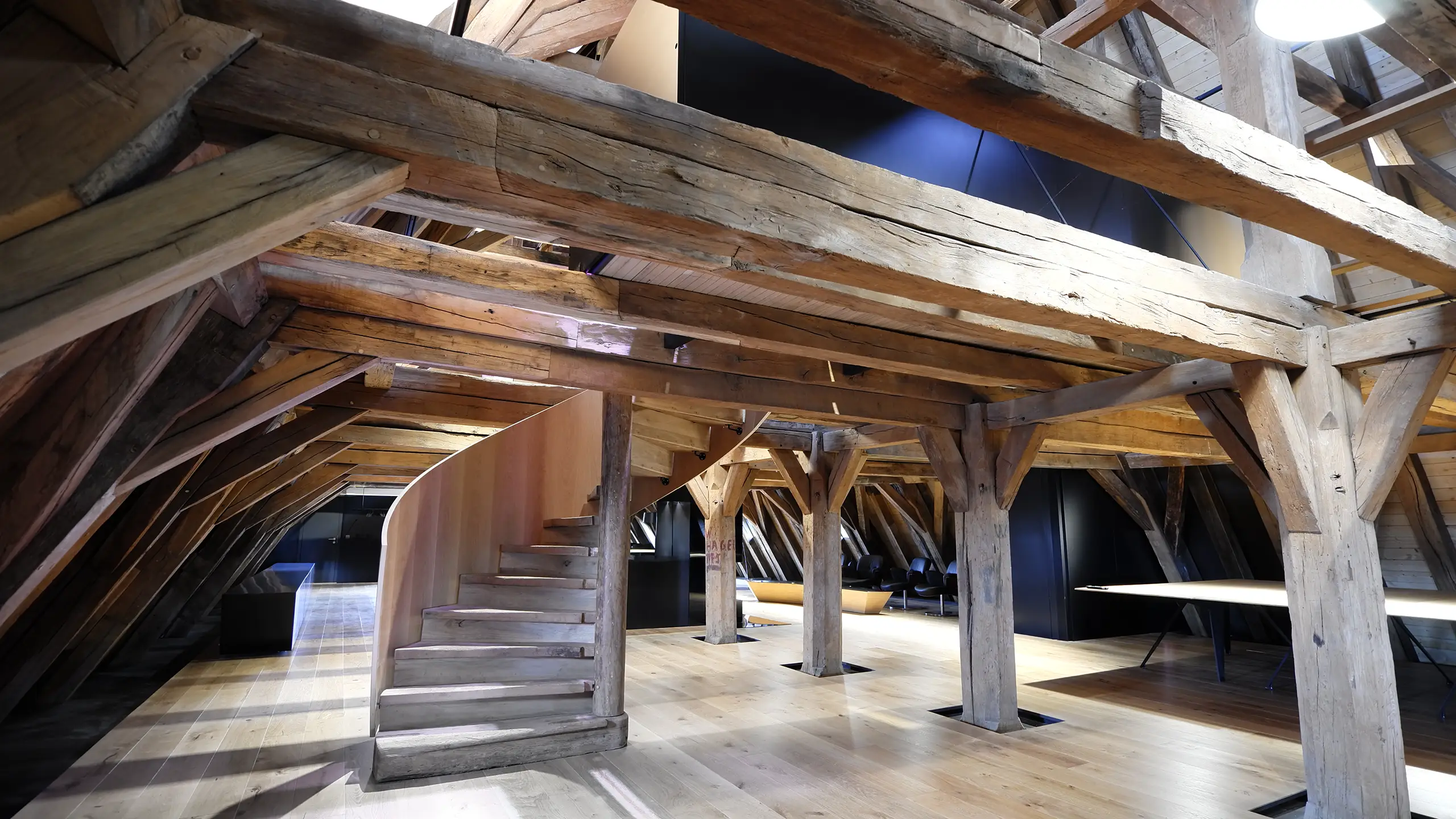 Solmser Schloss Butzbach – Dachgeschoss mit freigelegtem historischem Dachstuhl