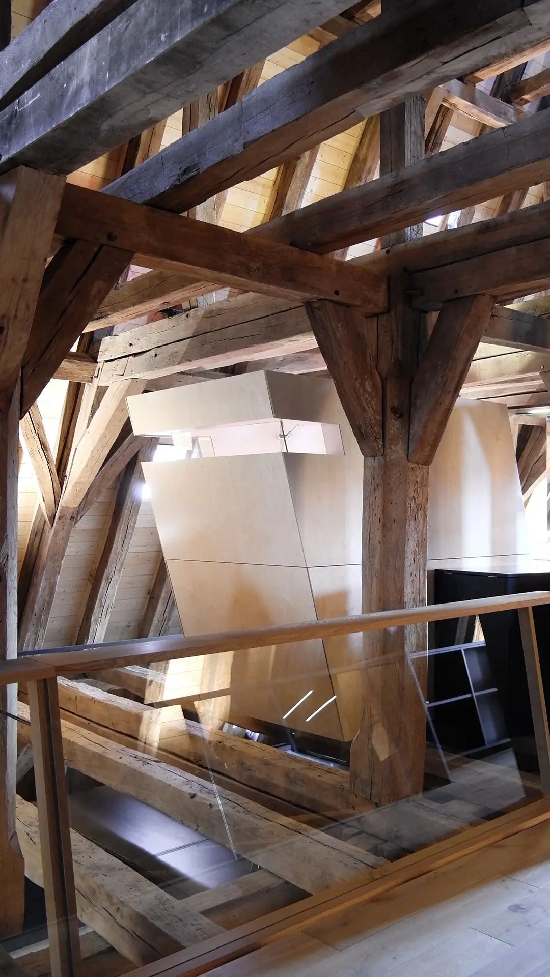 Solmser Schloss Butzbach – freistehendes Dusch­element im Dachgeschoss unter historischem Dachstuhl