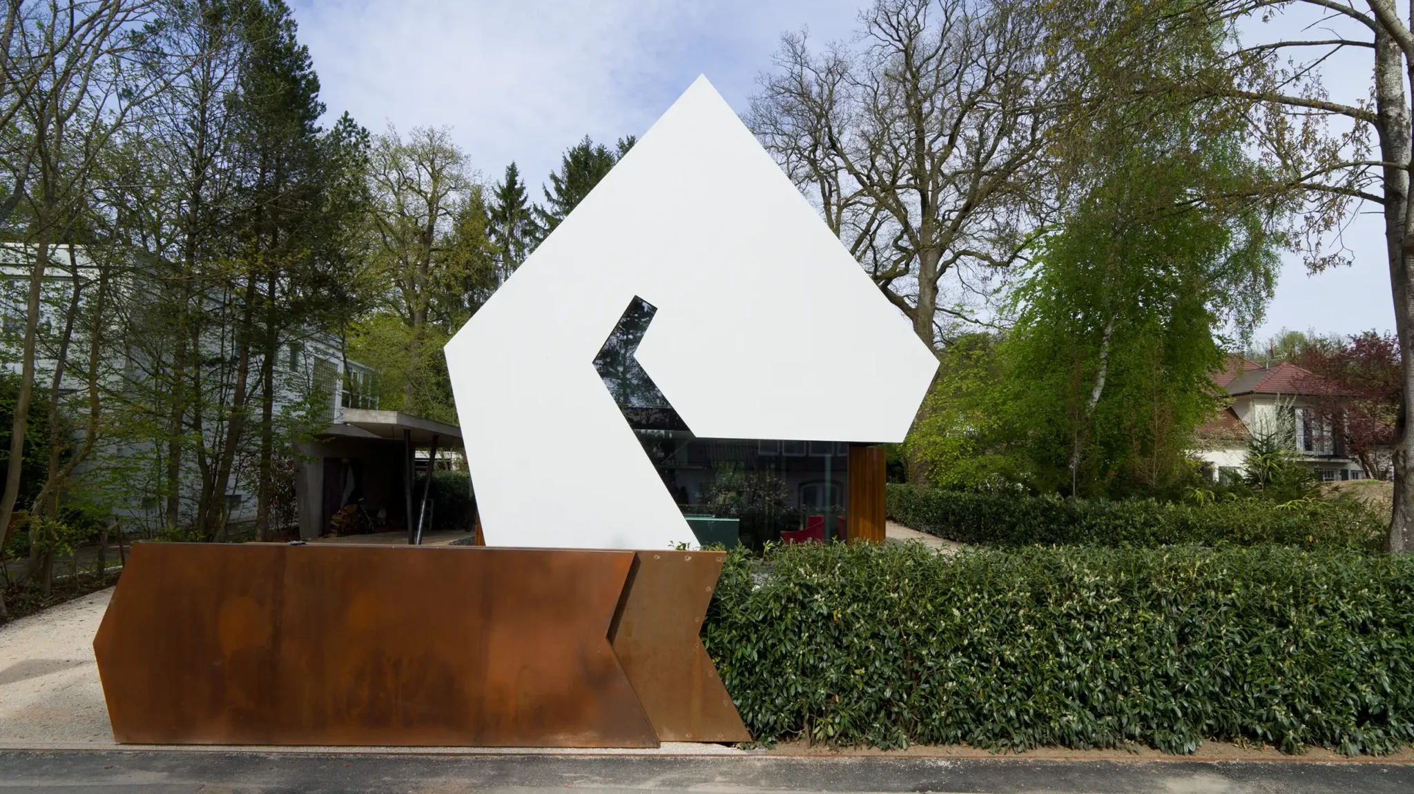 Moderne Villa im Hardtwald in Bad Homburg mit skulpturaler Dachform,