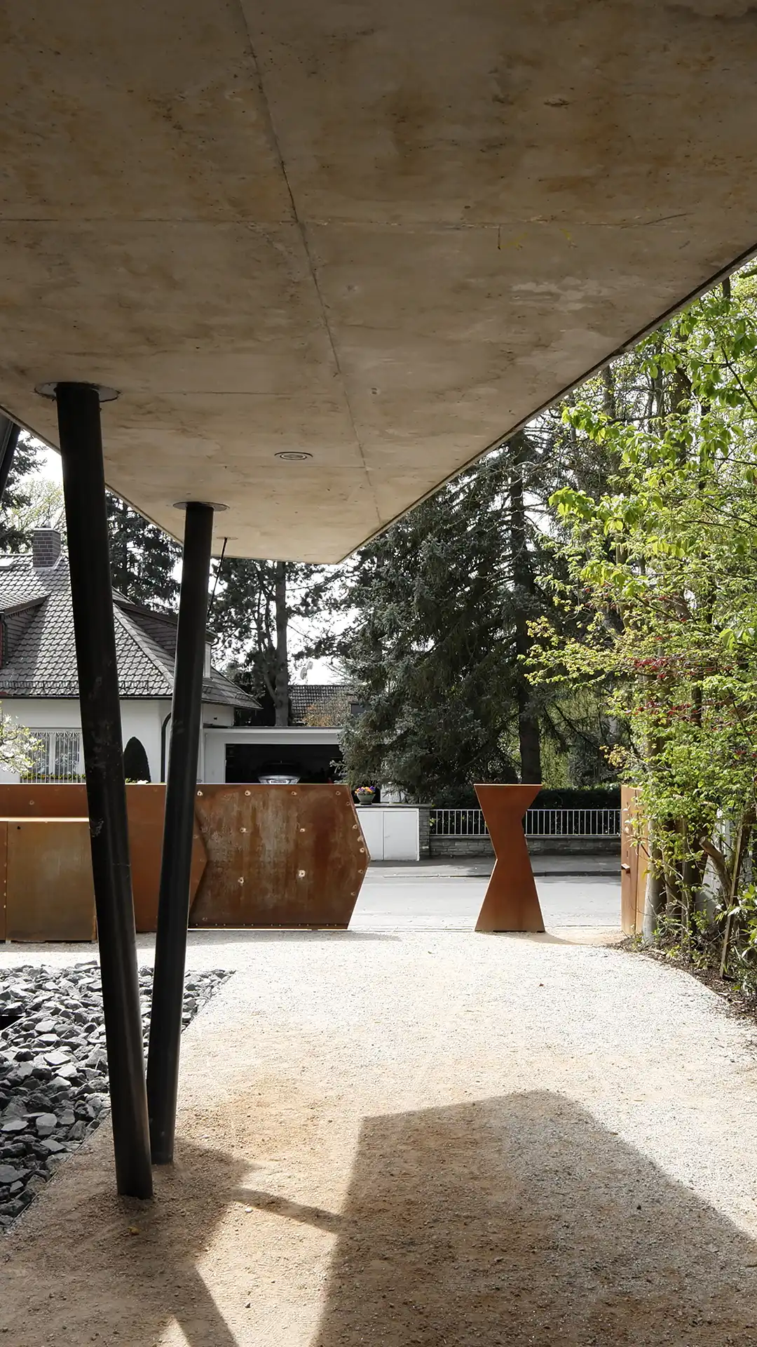 Skulpturaler Carport aus Sichtbeton als Teil der Villa im Hardtwald in Bad Homburg