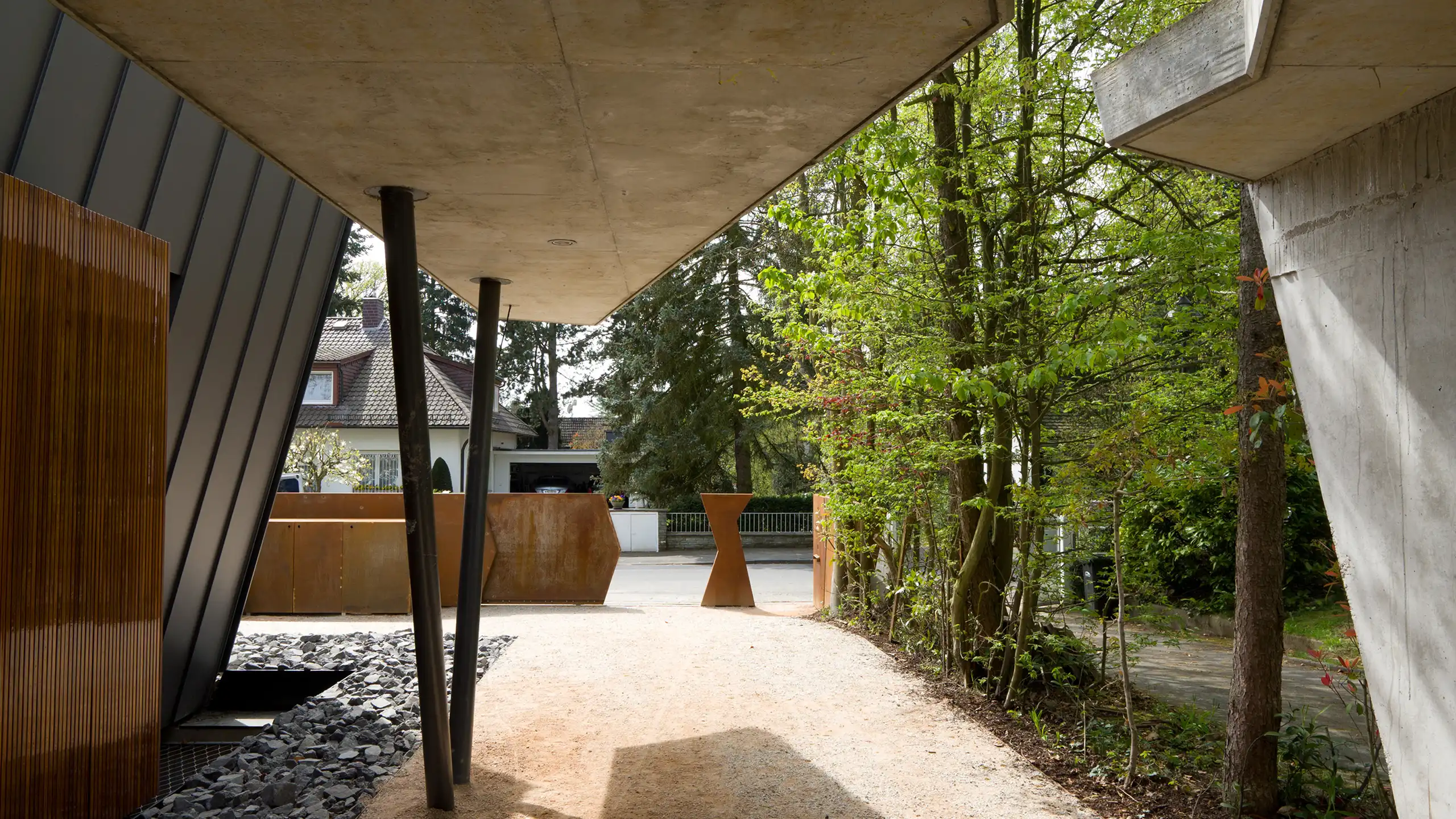 Skulpturaler Carport aus Sichtbeton als Teil der Villa im Hardtwald in Bad Homburg