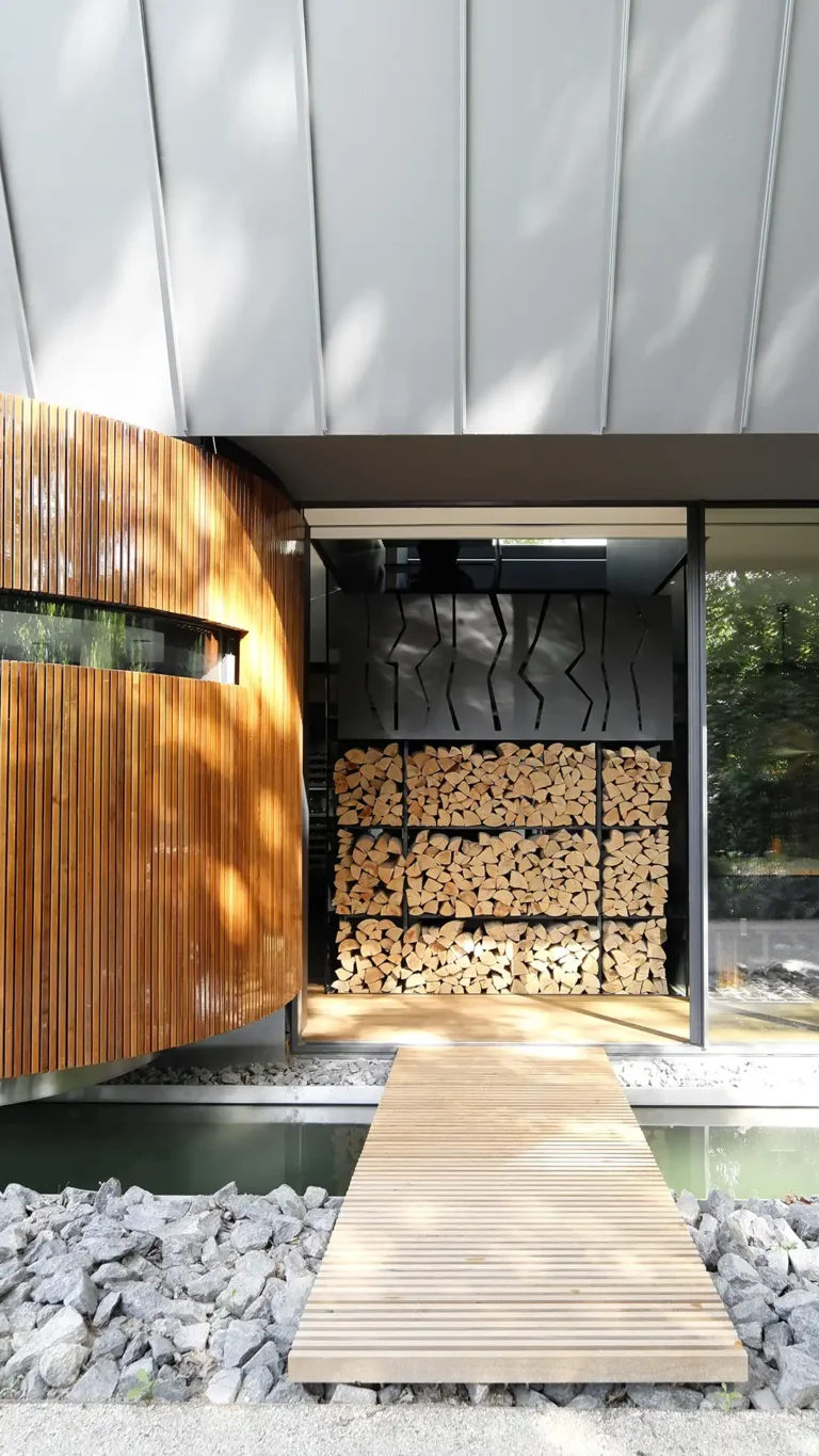 Holzlager als Brüstungselement am Wohnbereich der Villa im Hardtwald in Bad Homburg