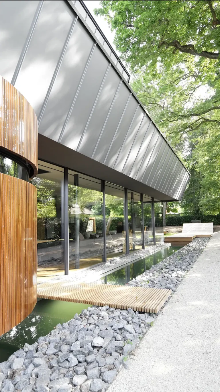 Außenbereich der Villa im Hardtwald in Bad Homburg mit schmalem Pool und rundem Erker