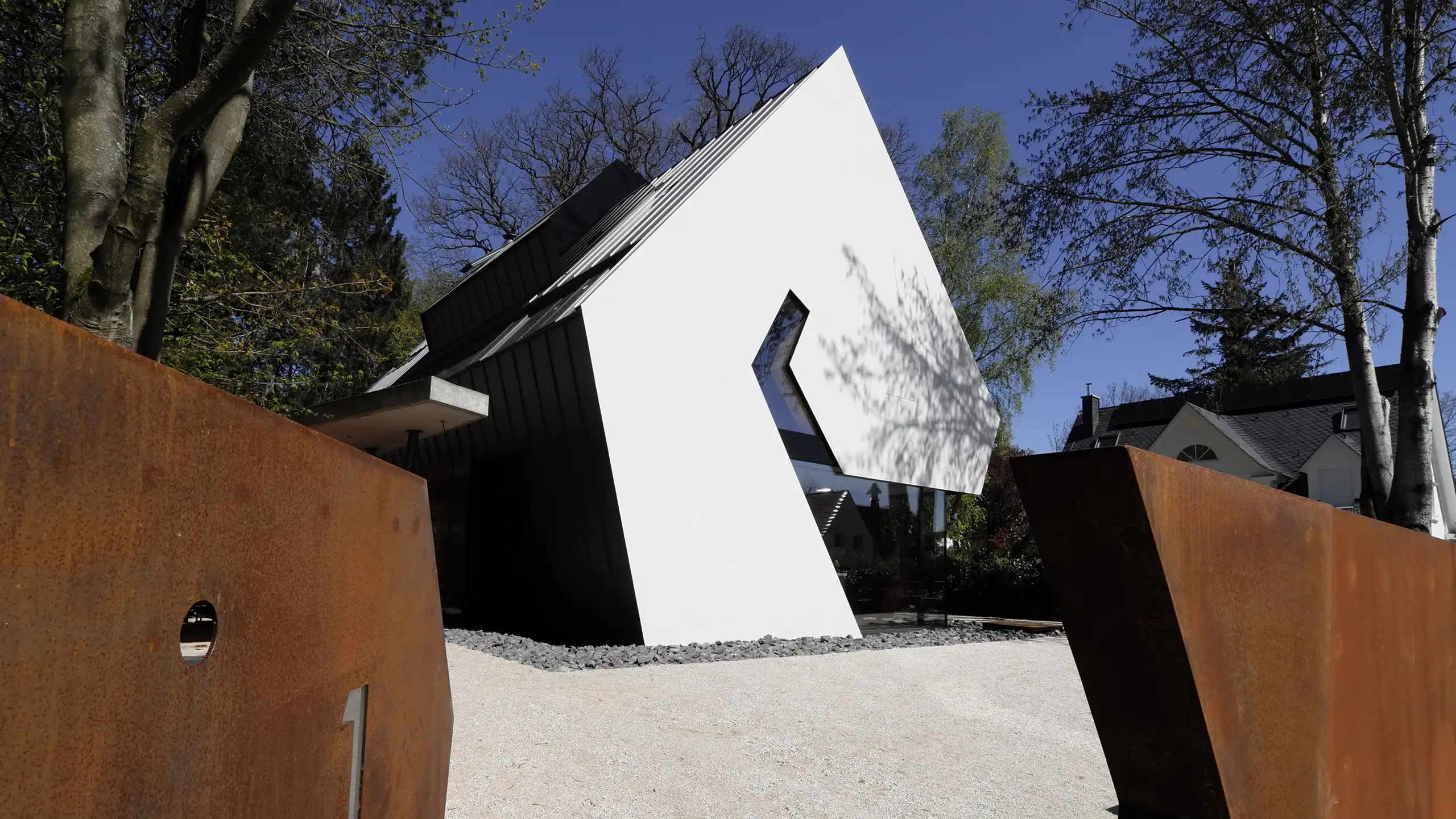 Straßenansicht der Villa im Hardtwald in Bad Homburg mit Cortenstahl-Tor
