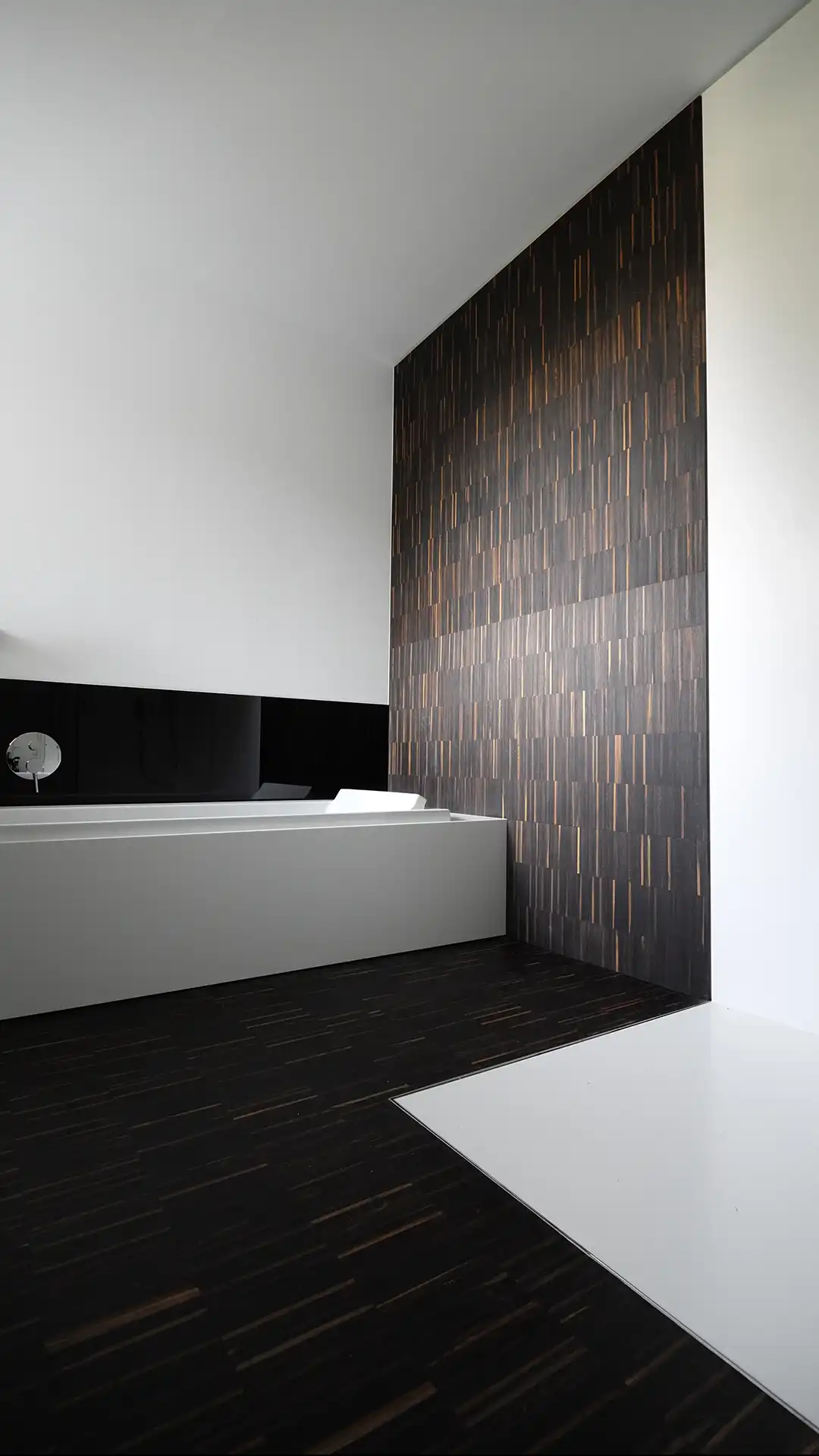 Bad Hauserberg Wetzlar mit hochgezogener Eichendiele und Corian-Elementen