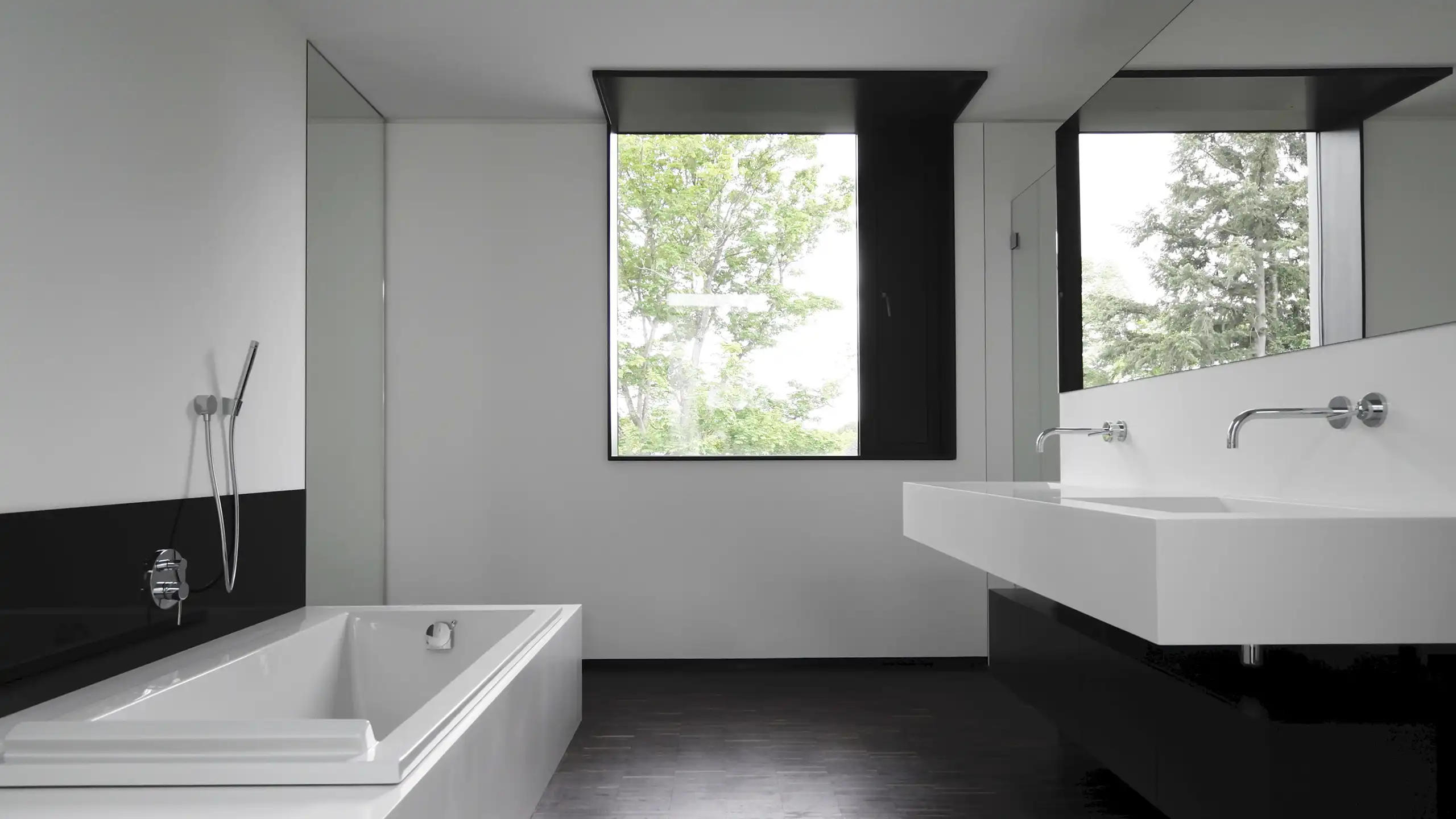 ad im Penthouse Hauserberg Wetzlar mit Corian-Waschtisch, Badewanne und großzügiger Belichtung