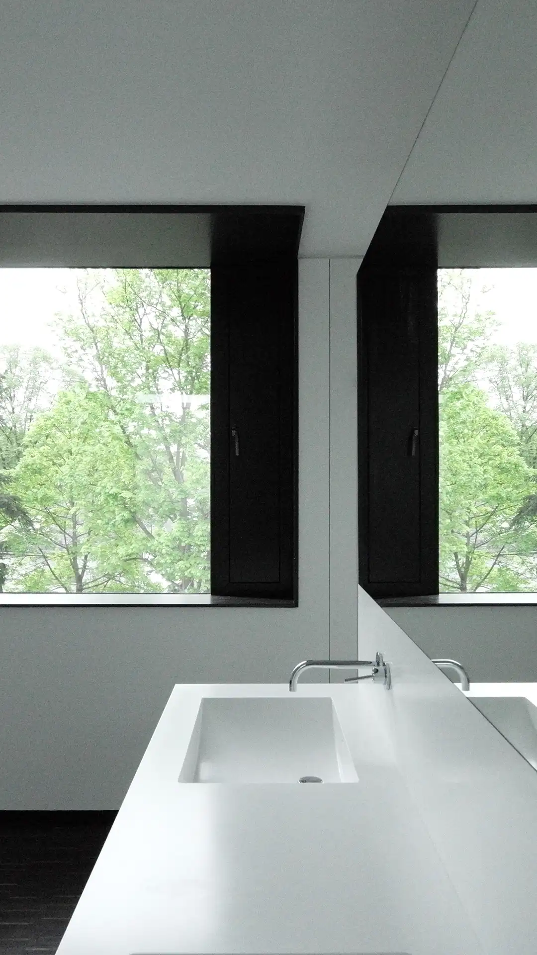 Penthousebad Hauserberg Wetzlar mit freistehendem Corian-Waschtisch und Badewanne