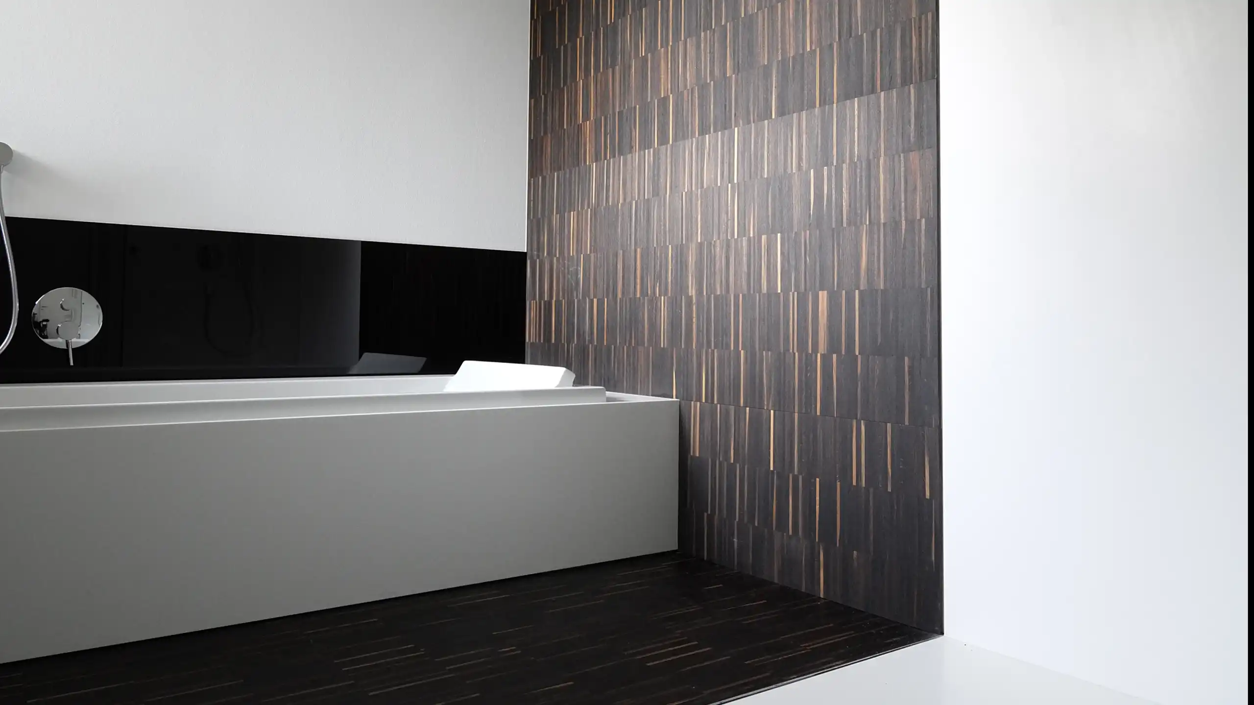 Bad Hauserberg Wetzlar mit Räuchereiche an Boden und Wand, Dusche und Wannenpodest aus Corian