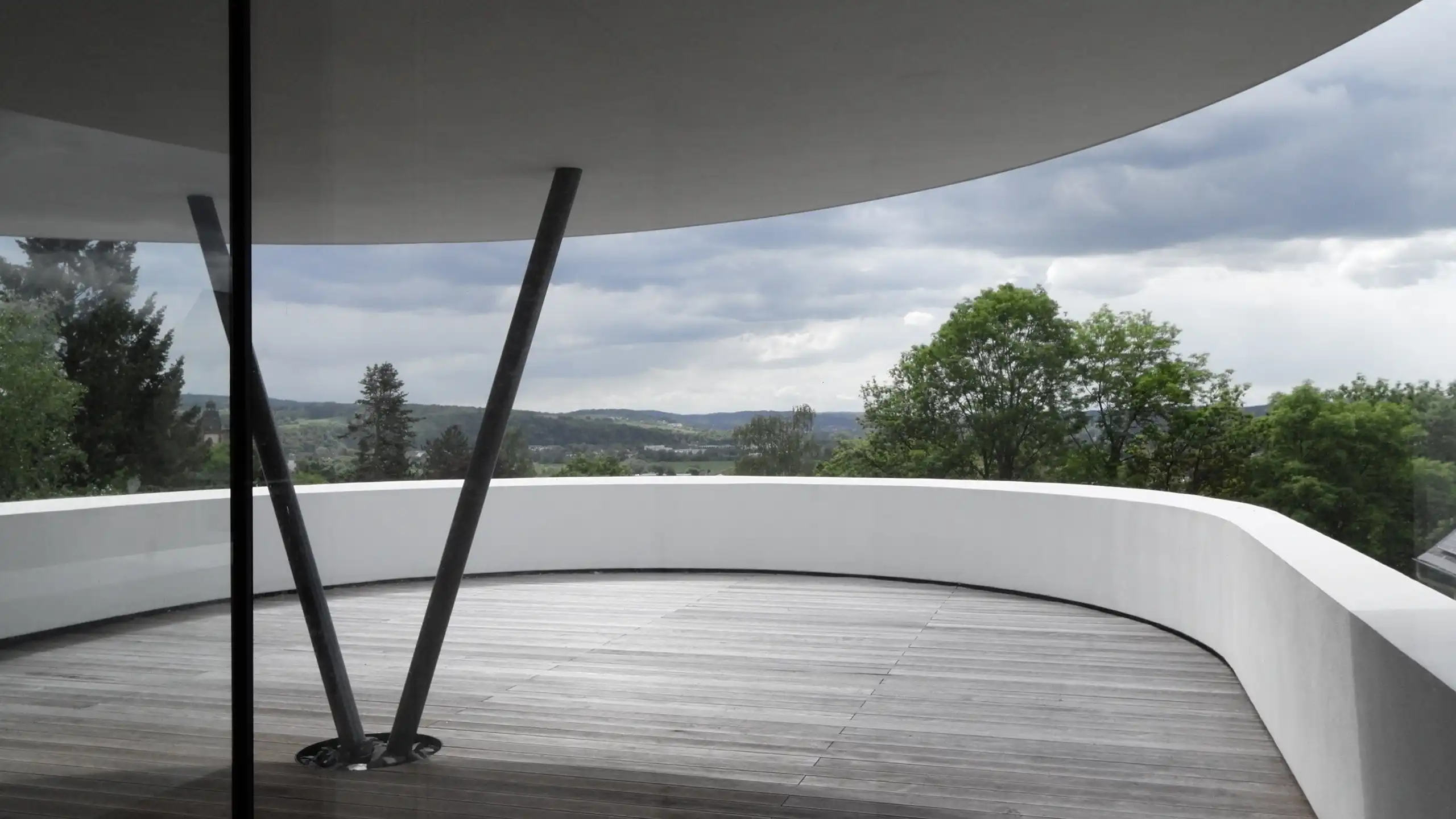 Dachterrasse des Wohn- und Bürogebäudes Hauserberg in Wetzlar mit Fernblick ins Lahntal und fließendem Übergang zwischen Innen- und Außenraum