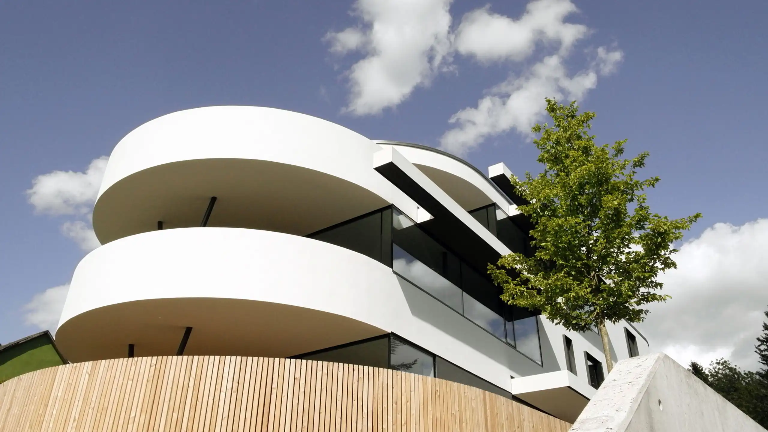 Wohn- und Geschäftshaus Hauserberg in Wetzlar mit runden Terrassen als baulichem Sonnenschutz