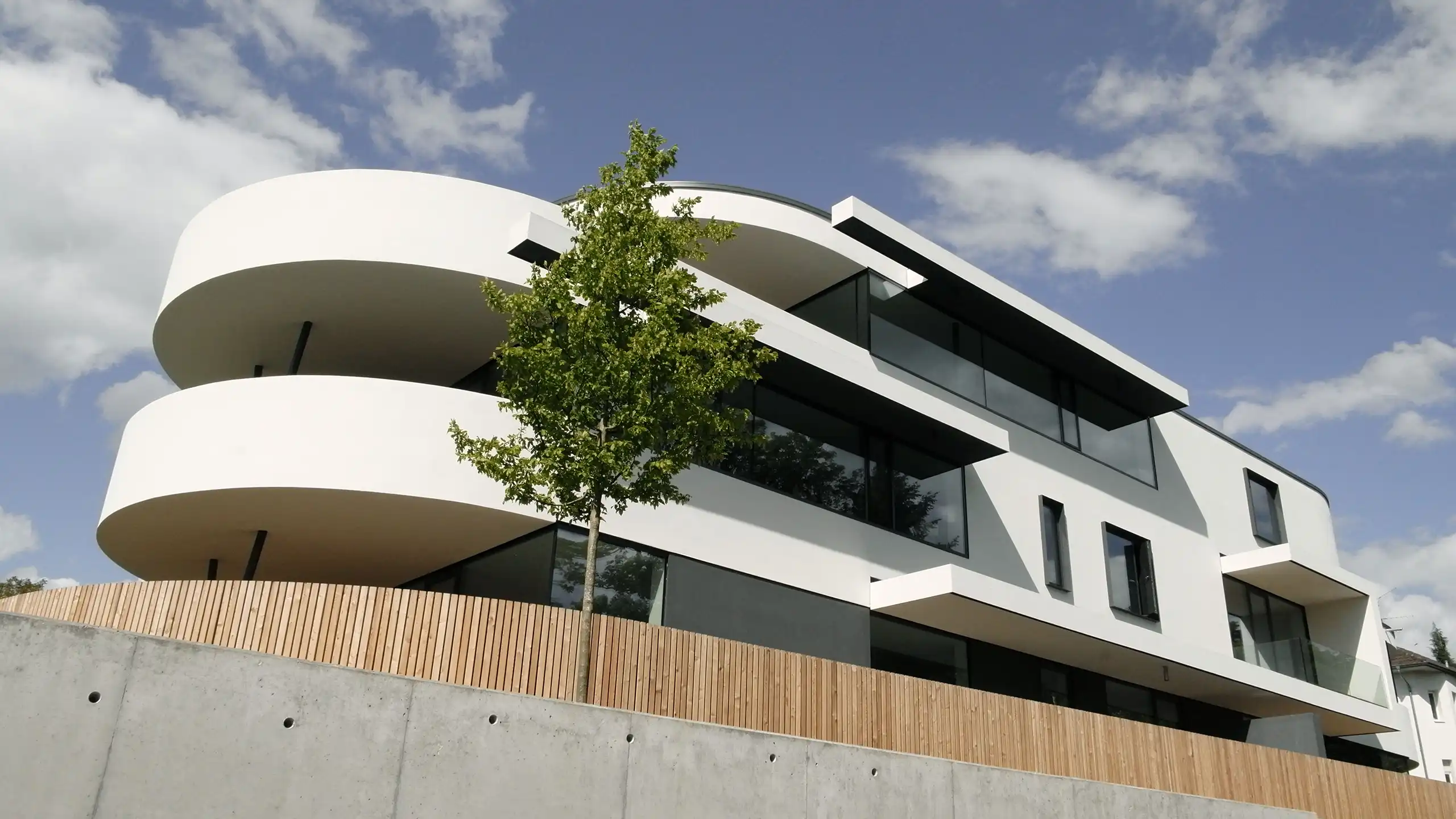 Hauserberg Wetzlar – Wohn- und Bürogebäude mit terrassierter Fassade und auskragenden Balkonen
