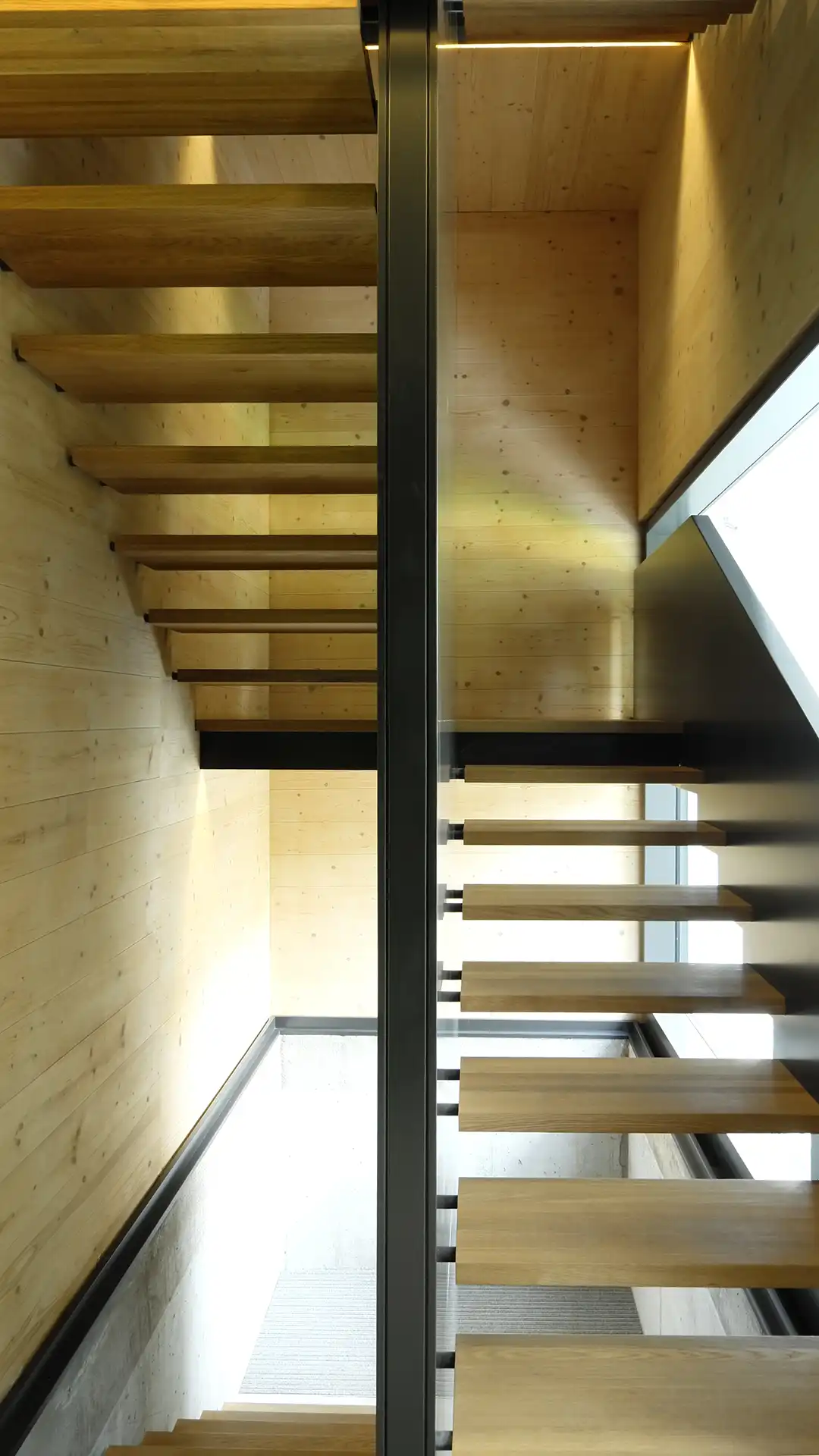 Eichenholztreppe im Treppenhaus Hauserberg Wetzlar mit viel Tageslicht und offenen Stufen