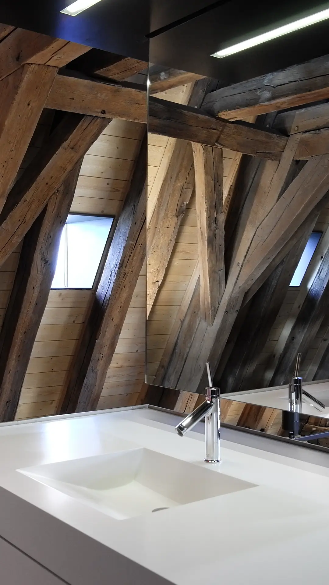 Solmser Schloss Butzbach – vertikales Waschtischdetail des freistehenden Dusch­elements im Dachgeschoss