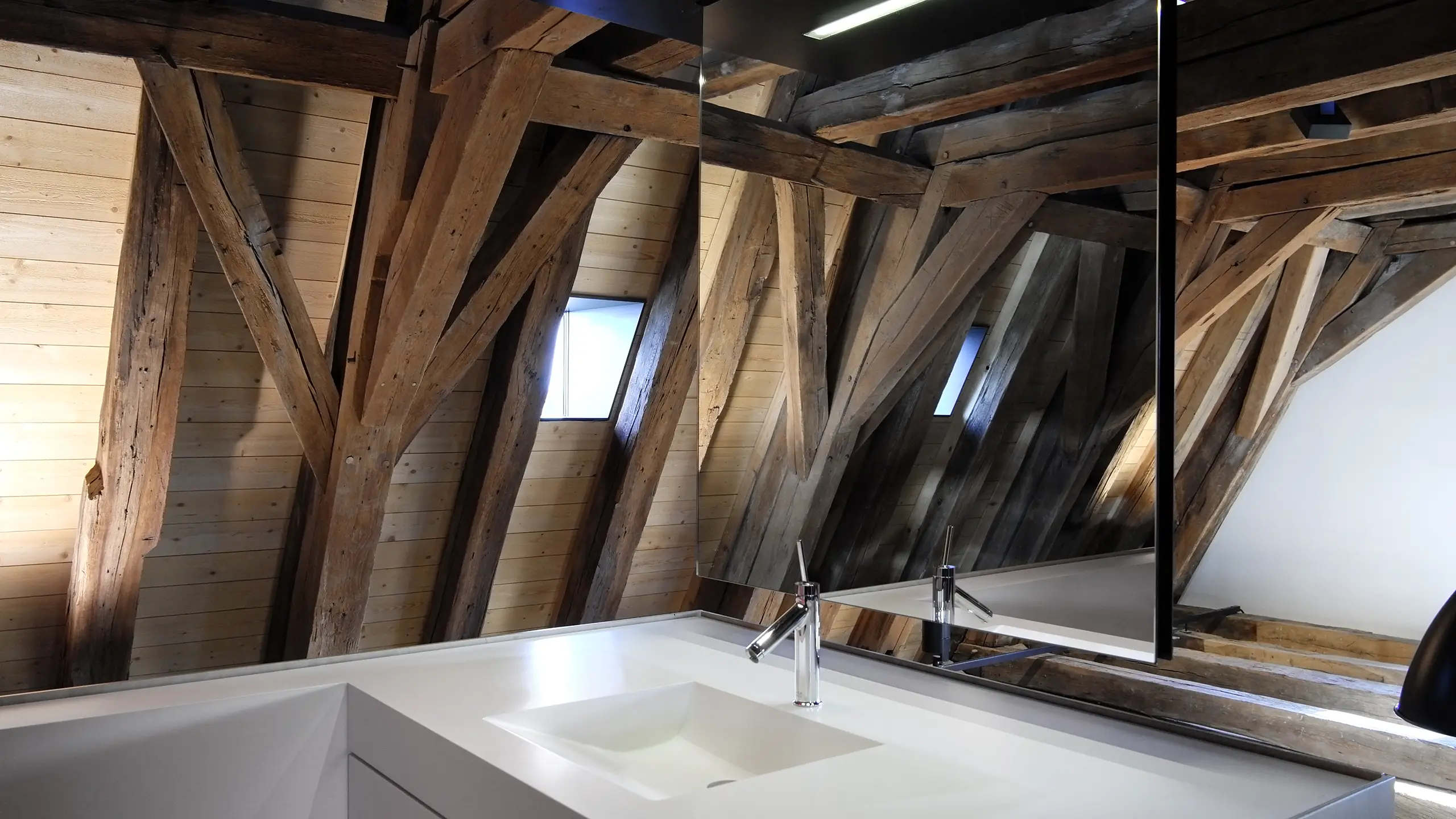 Solmser Schloss Butzbach – Waschtischdetail des freistehenden Dusch­elements im Dachgeschoss