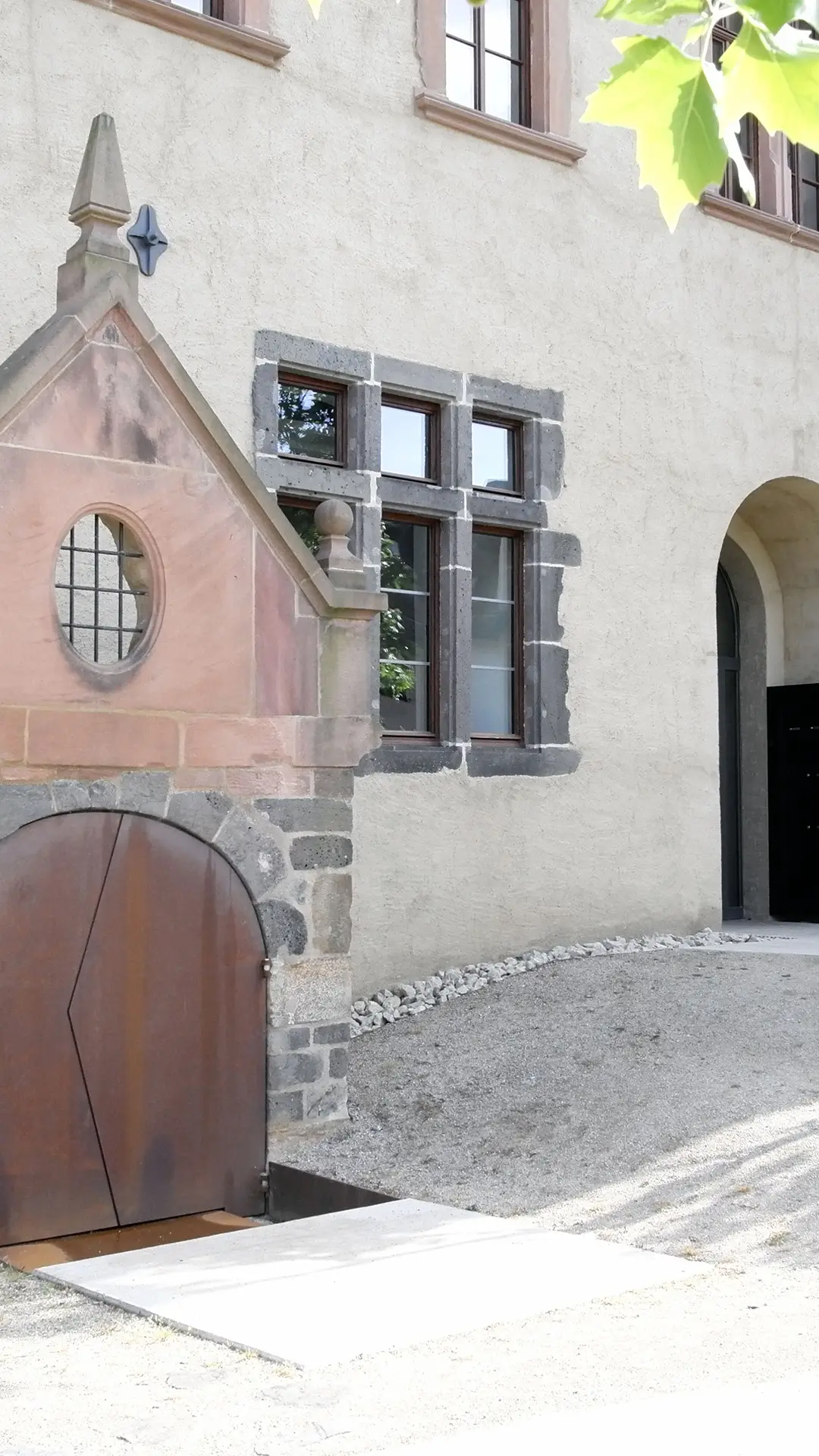 Solmser Schloss Butzbach – vertikale Ansicht des historischen Eingangs mit Cortenstahl-Zugang zum Gewölbekeller