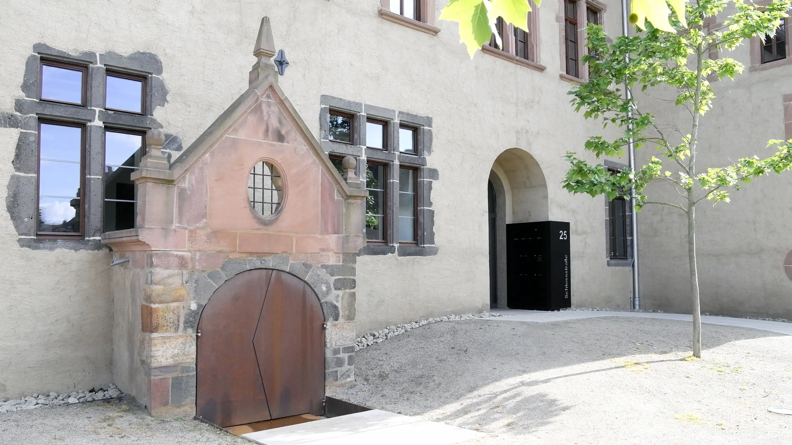 Solmser Schloss Butzbach – historischer Eingang mit Zugang zum Gewölbekeller und Cortenstahltüren