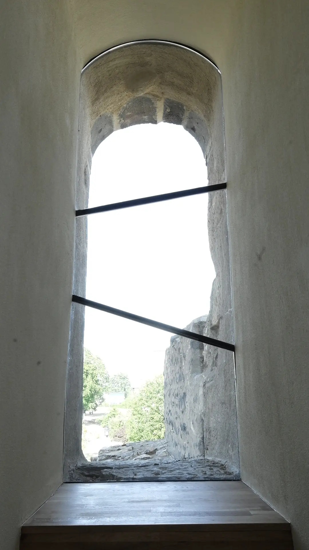 Solmser Schloss Butzbach – vertikale Innenansicht des verglasten Nachtwächtergangs in der Stadtmauer