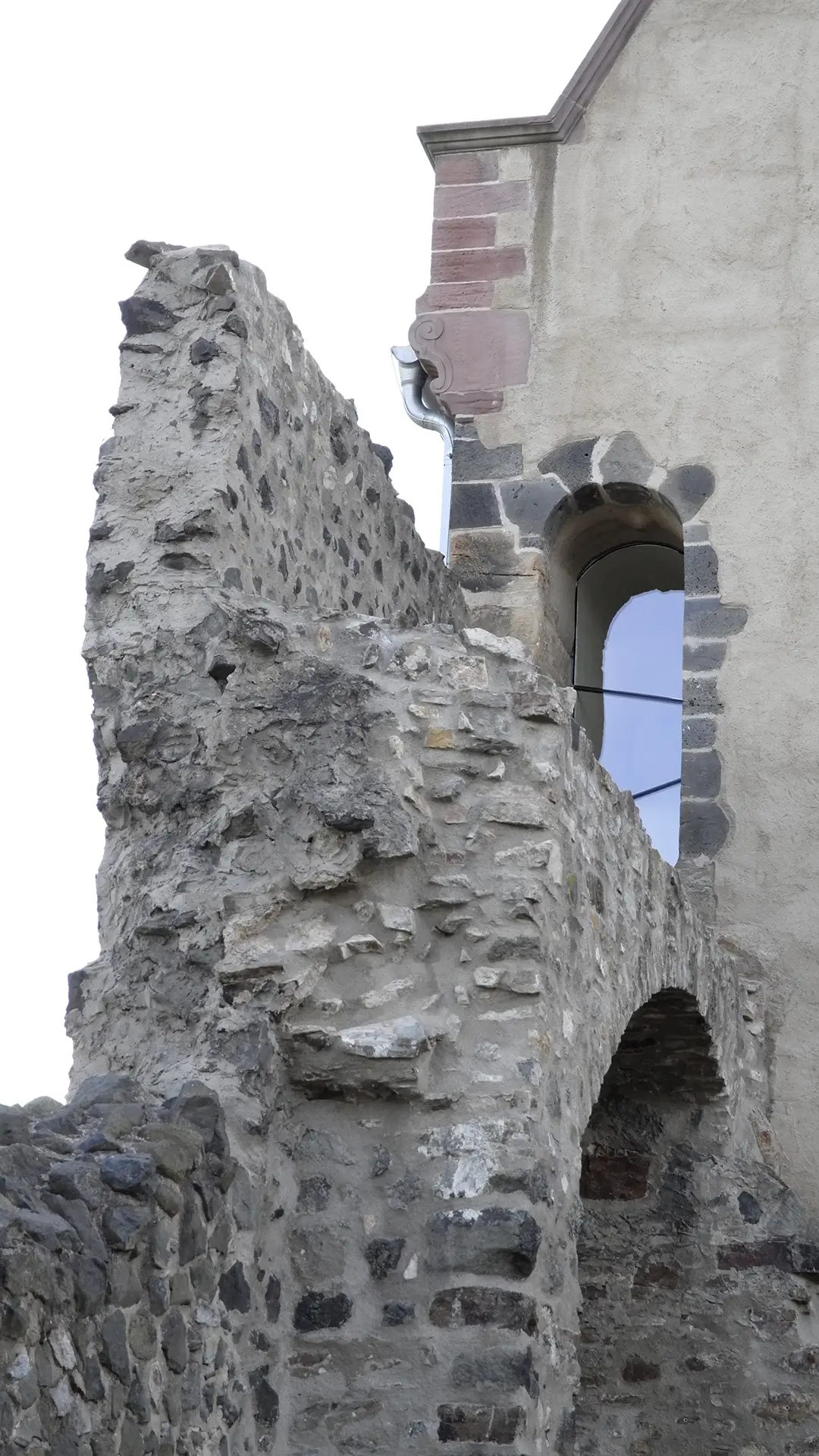 Solmser Schloss Butzbach – vertikale Ansicht der integrierten Stadtmauer mit freigelegtem Nachtwächtergang