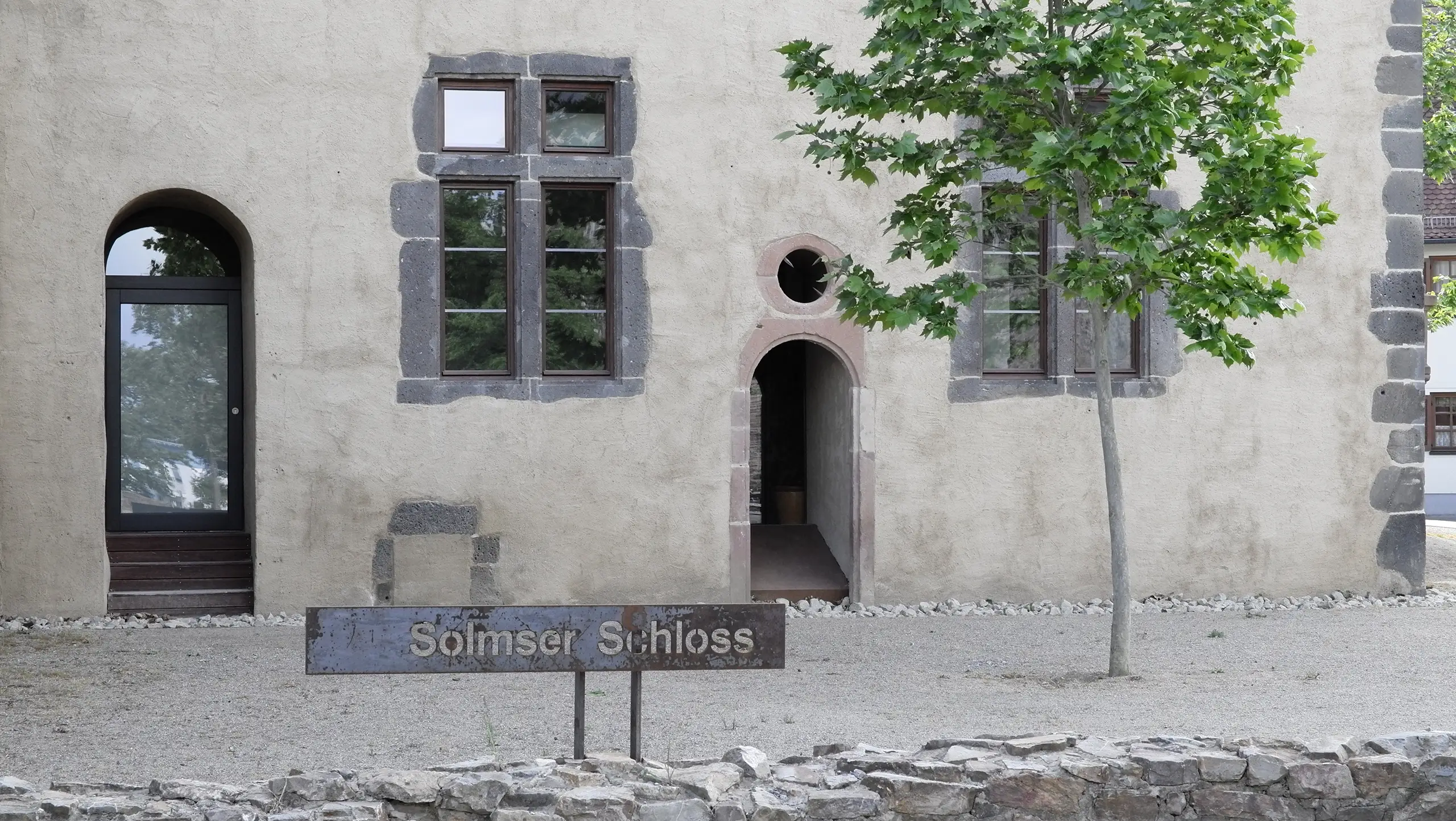 Solmser Schloss Butzbach – Fassadenausschnitt mit freigelegten Fensteröffnungen und historischen Gewänden