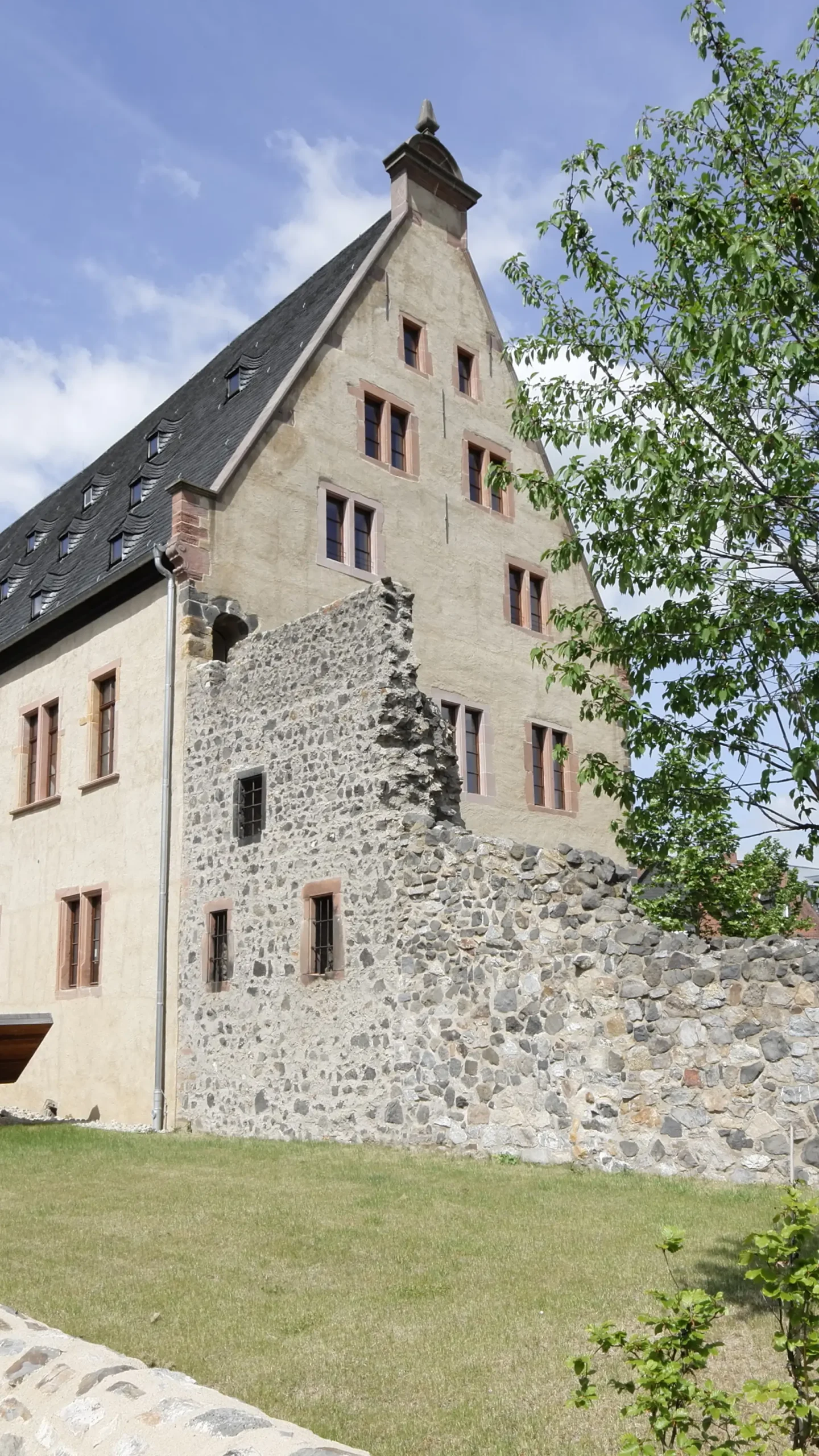 Solmser Schloss Butzbach – vertikale Außenansicht mit integrierter mittelalterlicher Stadtmauer