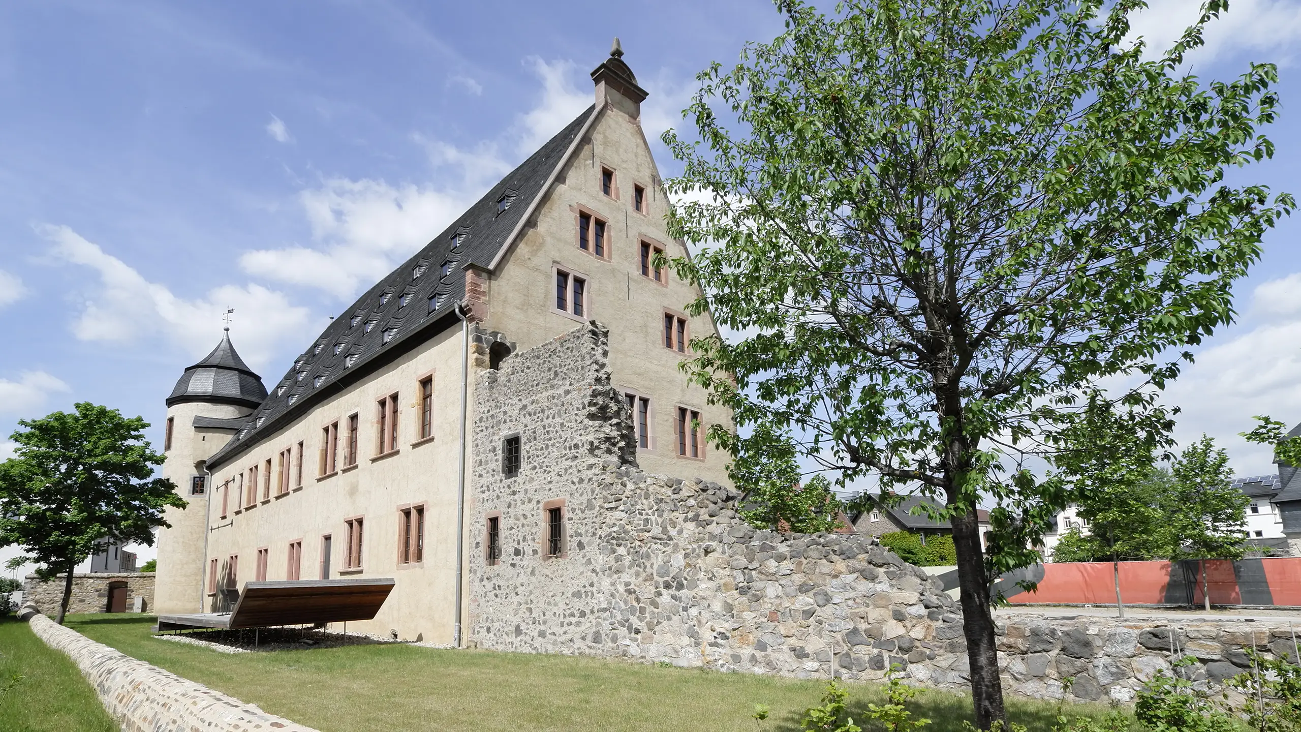 Solmser Schloss Butzbach – Außenansicht mit integrierter mittelalterlicher Stadtmauer