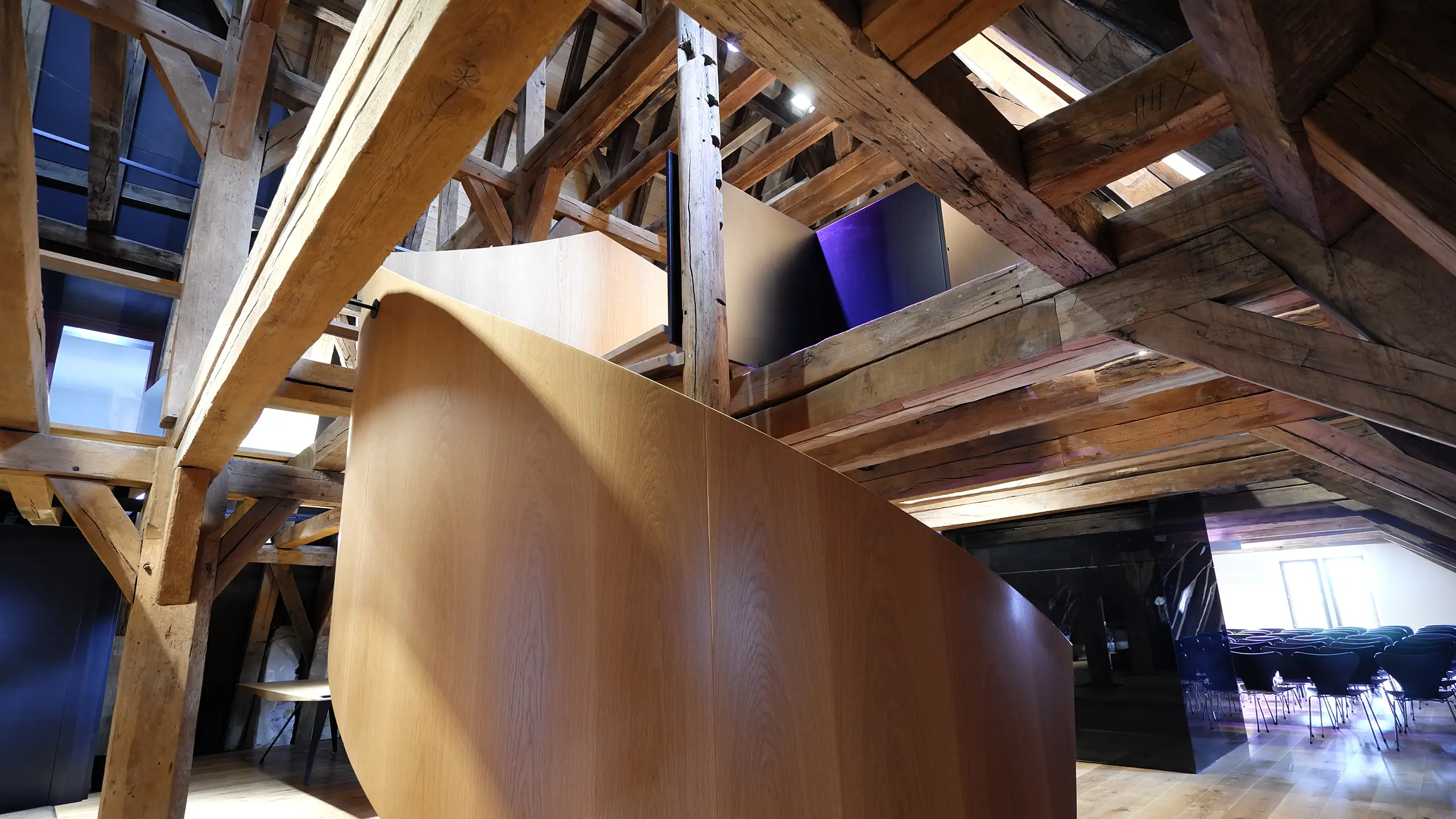Solmser Schloss Butzbach – Wendeltreppe im Dachgeschoss unter dem historischen Dachstuhl