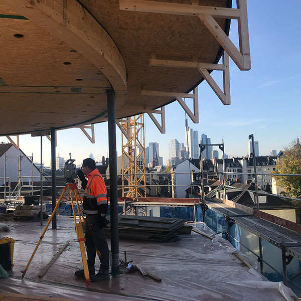 Baustelle der Dachaufstockung im Wasserweg 17 in Frankfurt am Main, Sachsenhausen mit Blick auf die Skyline.